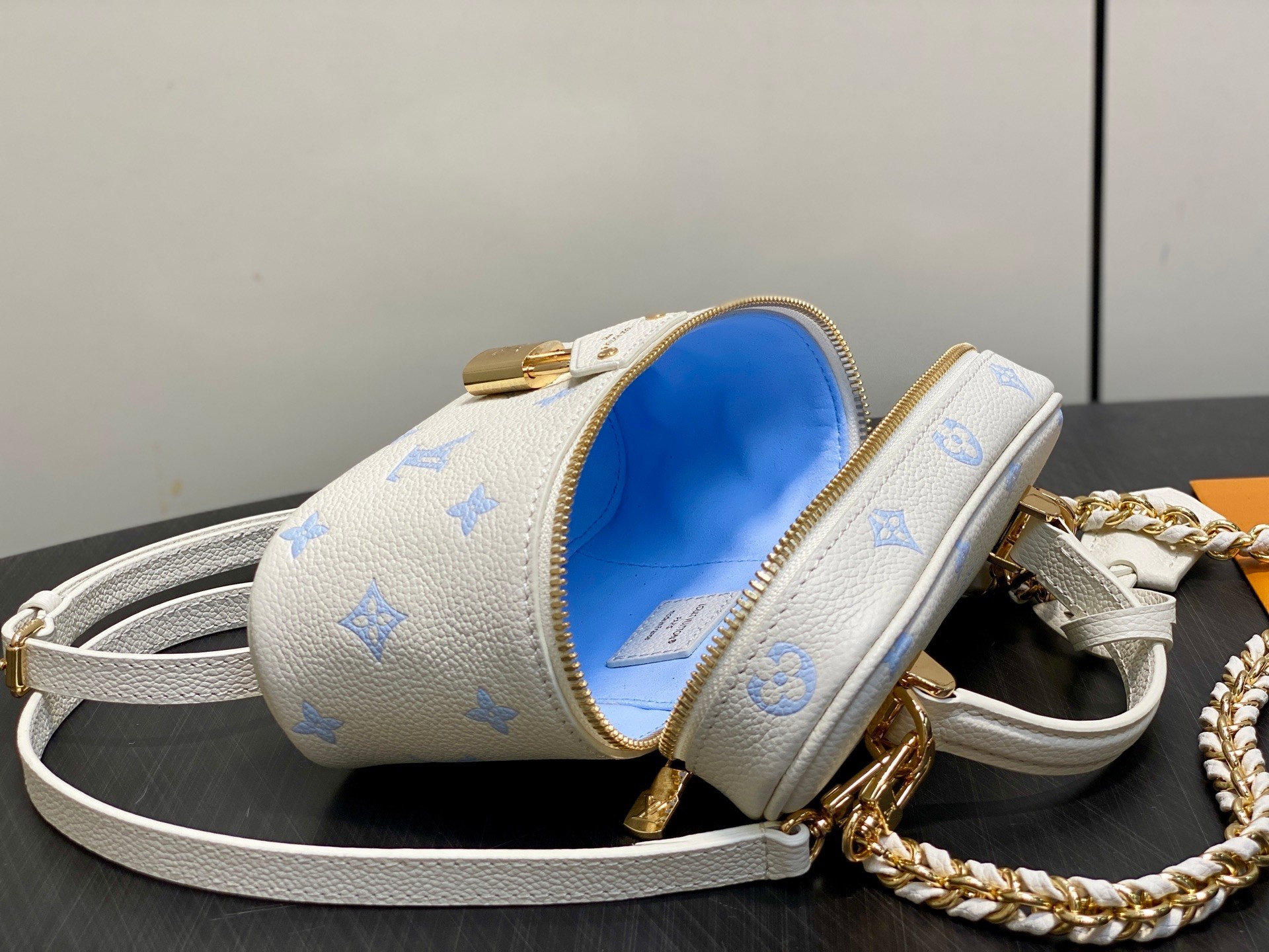 [TOP] Louis Vuitton LV Vanity Chain Pouch 11.5 x 6.5 x 19 cm - White