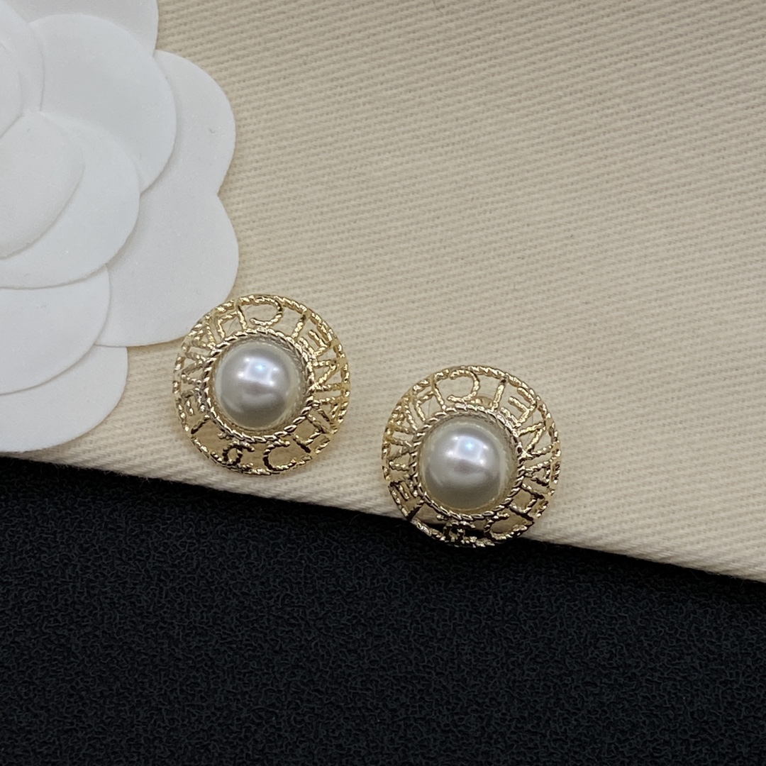 [TOP] CHANEL CC Earrings - Gold