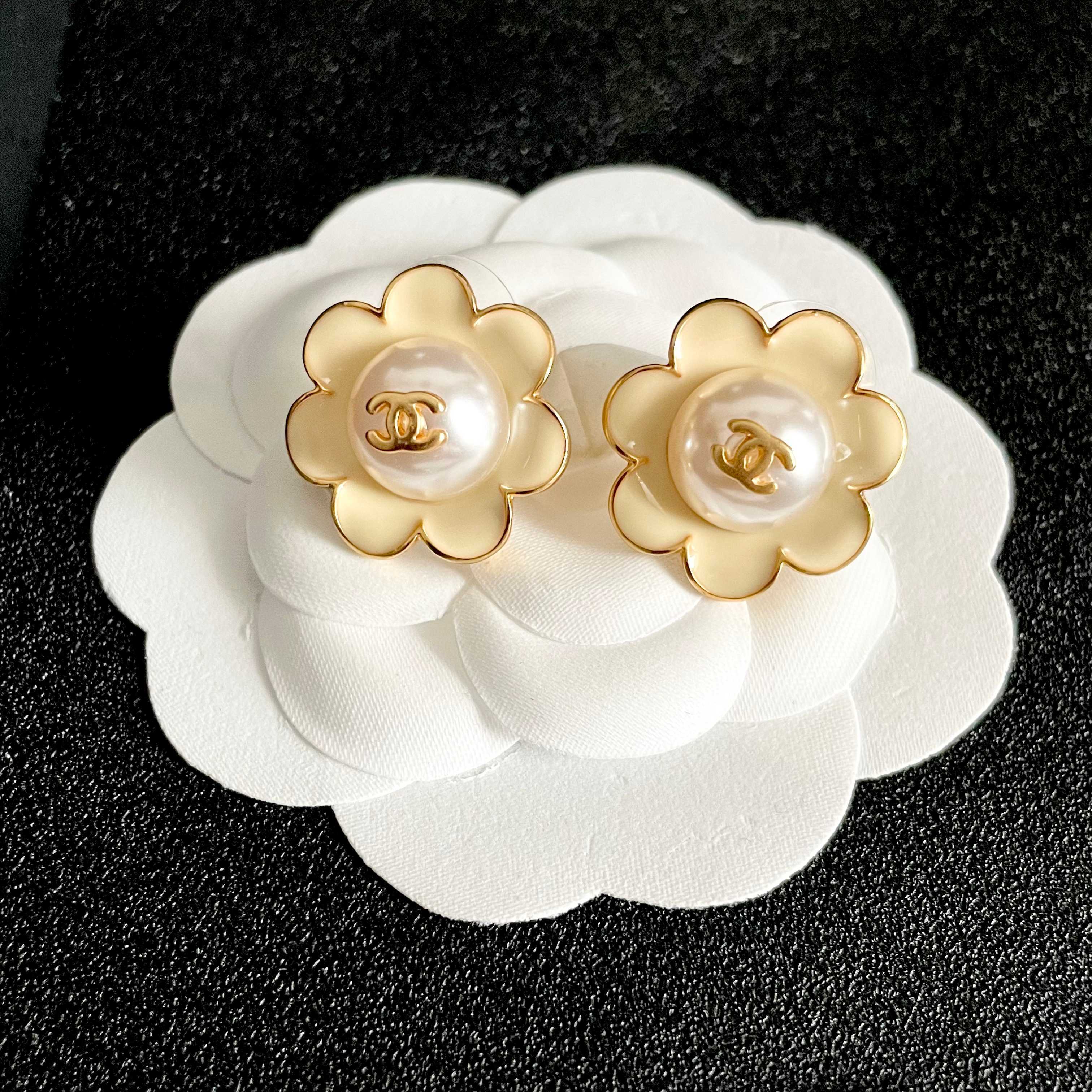 [TOP] CHANEL CC Earrings - White