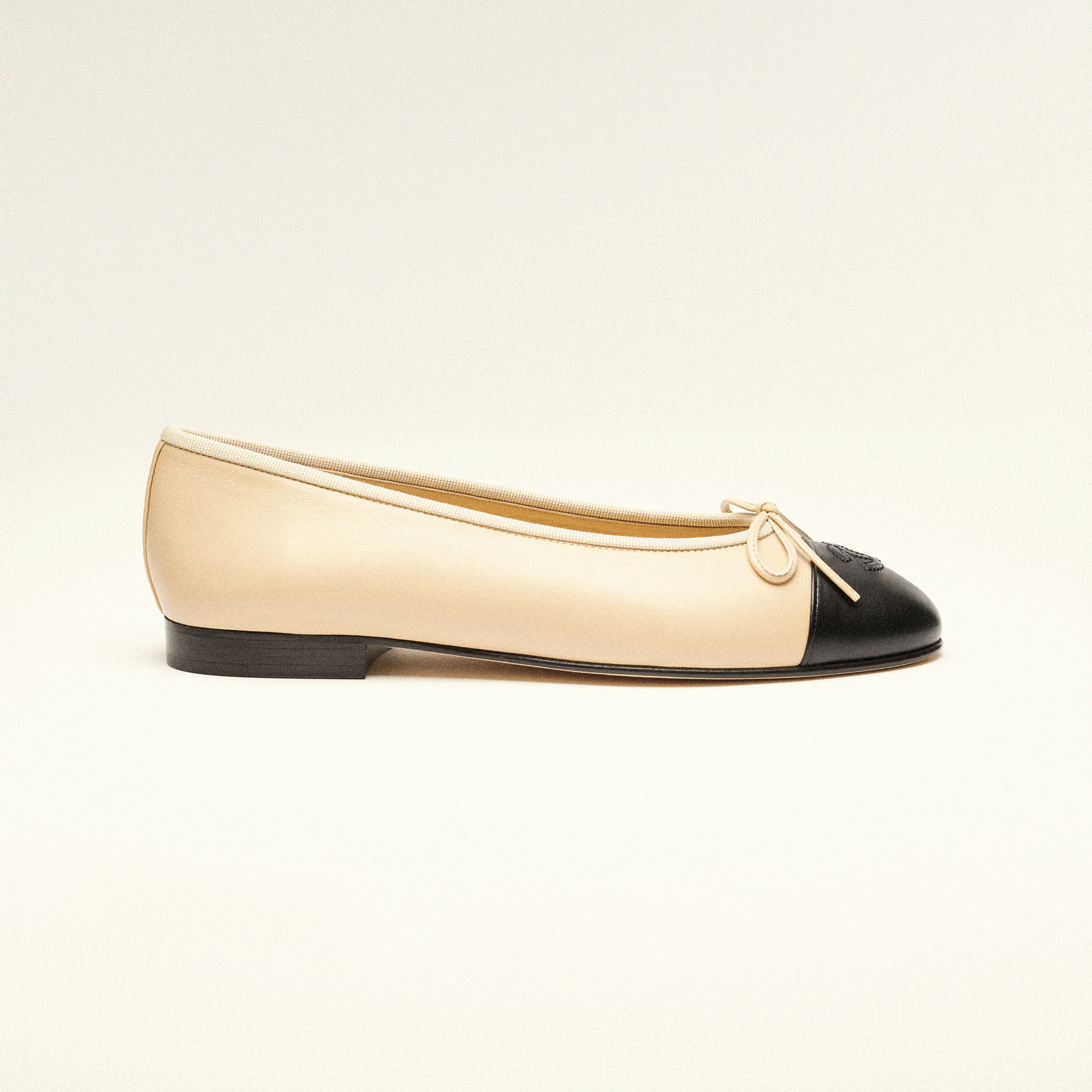 Chanel Flat shoes in beige and black Ballet Shoes