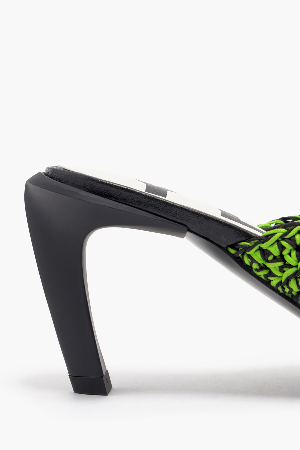 Sandalia tacón crochet verde