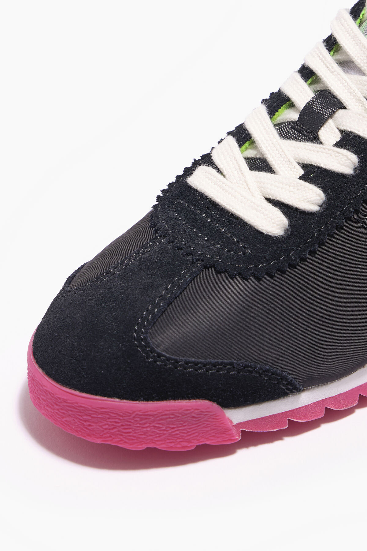 Deportiva retro negra