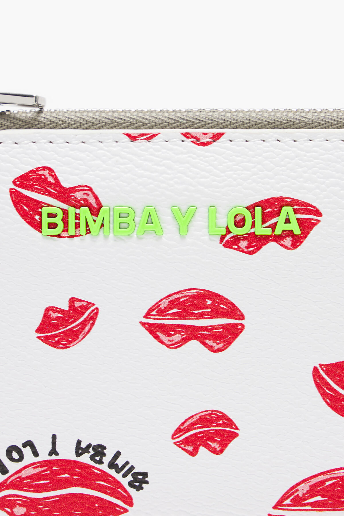 Cartera rectangular textura print labios blanca