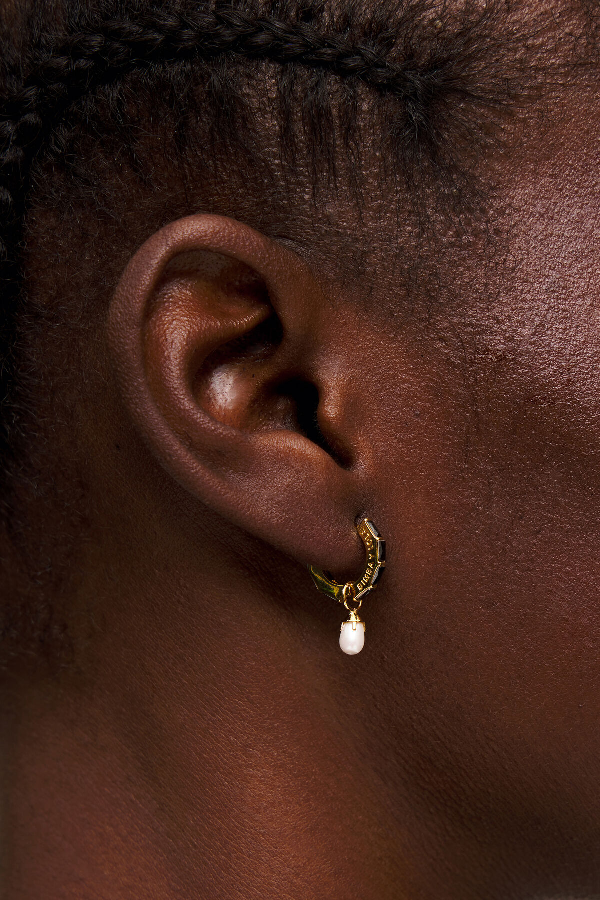 Pendientes aro perla cristales negros