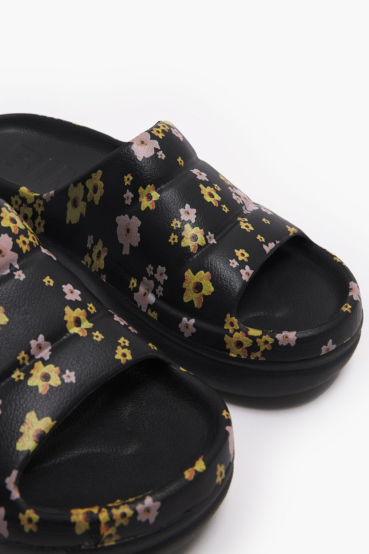 Chancla plataforma print Acrylic Flowers negra