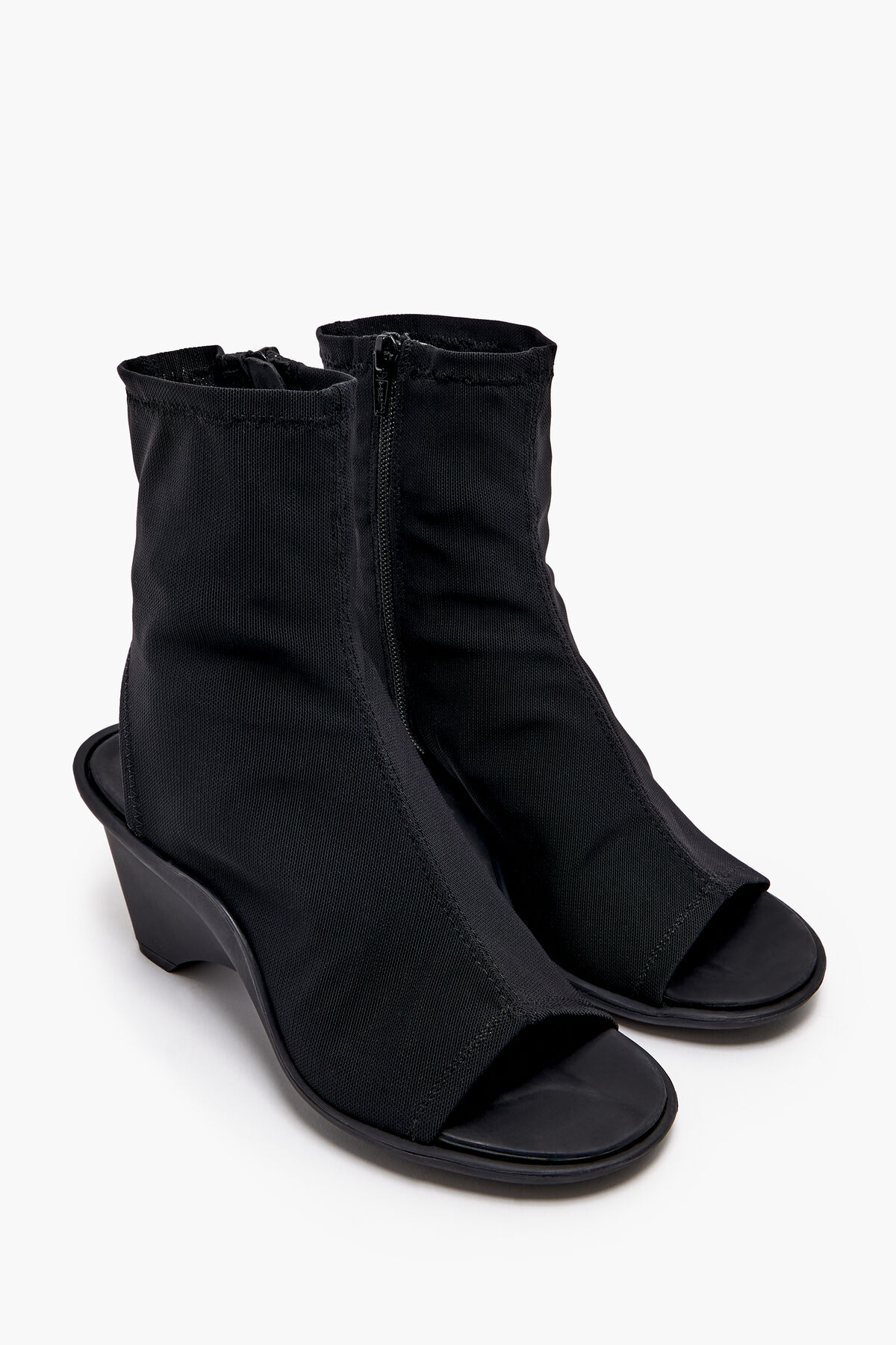 Sandalia abotinada rejilla negra