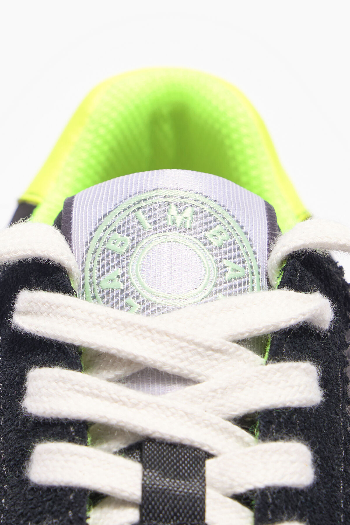 Deportiva retro negra