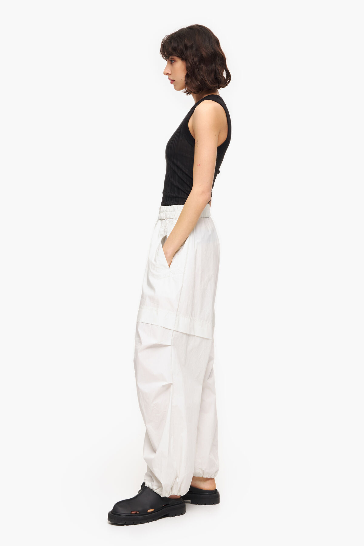 Pantalón parachute gris claro