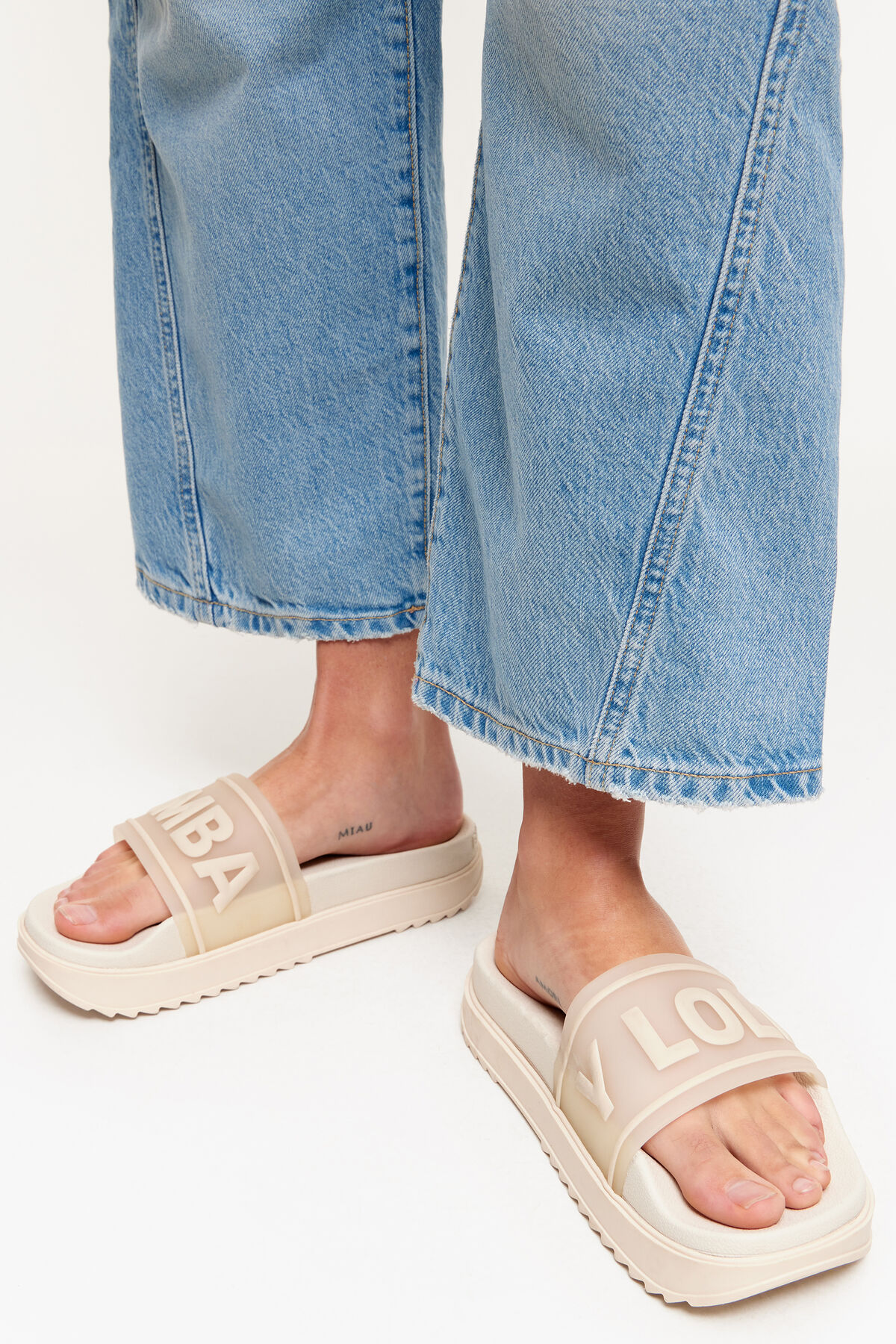 Chancla plataforma logo blanca