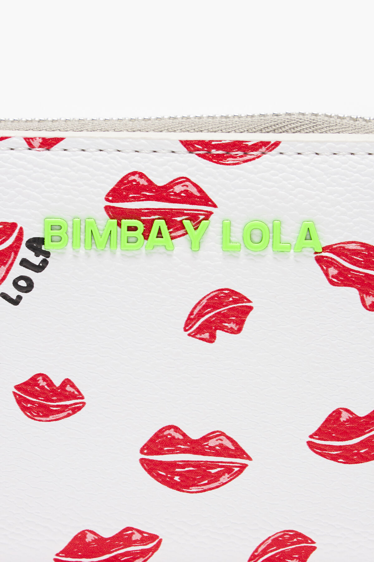 Cartera solapa textura print labios blanca