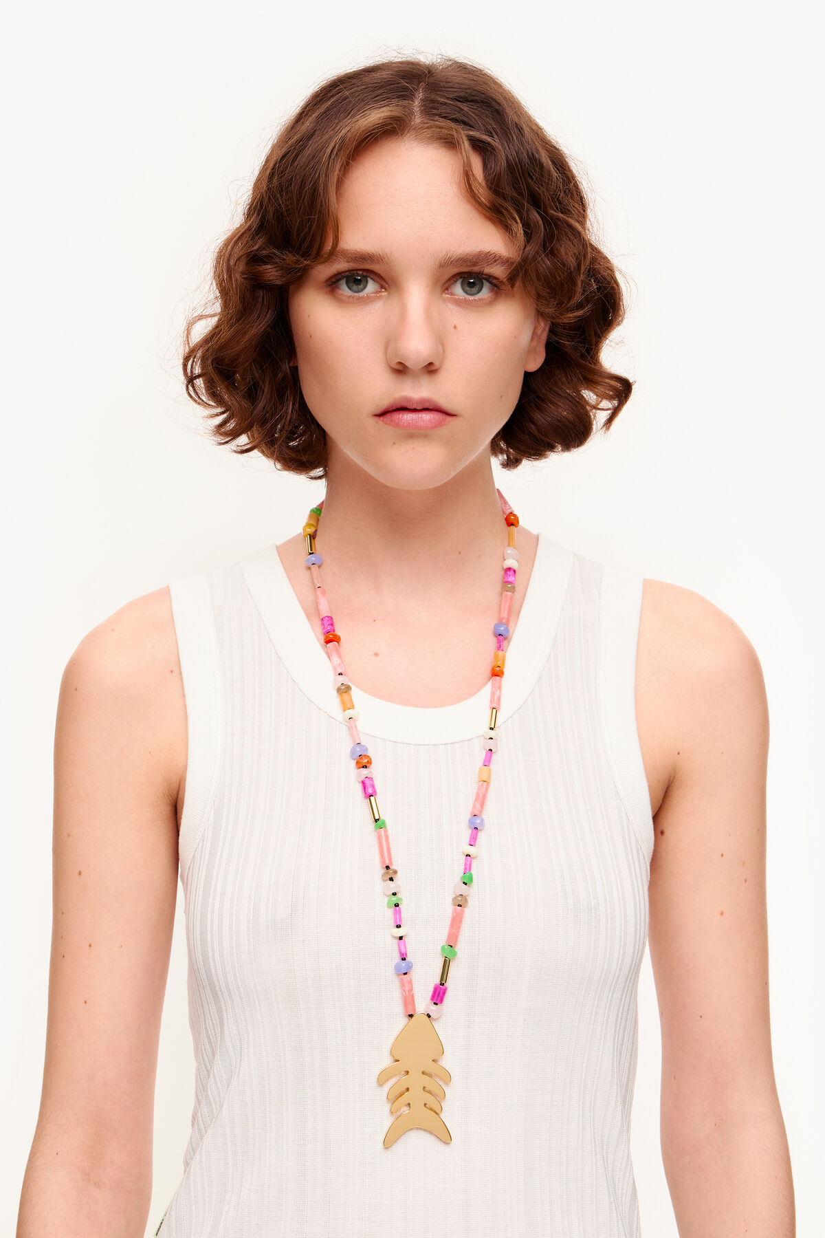 Collar largo pez piedras rosas