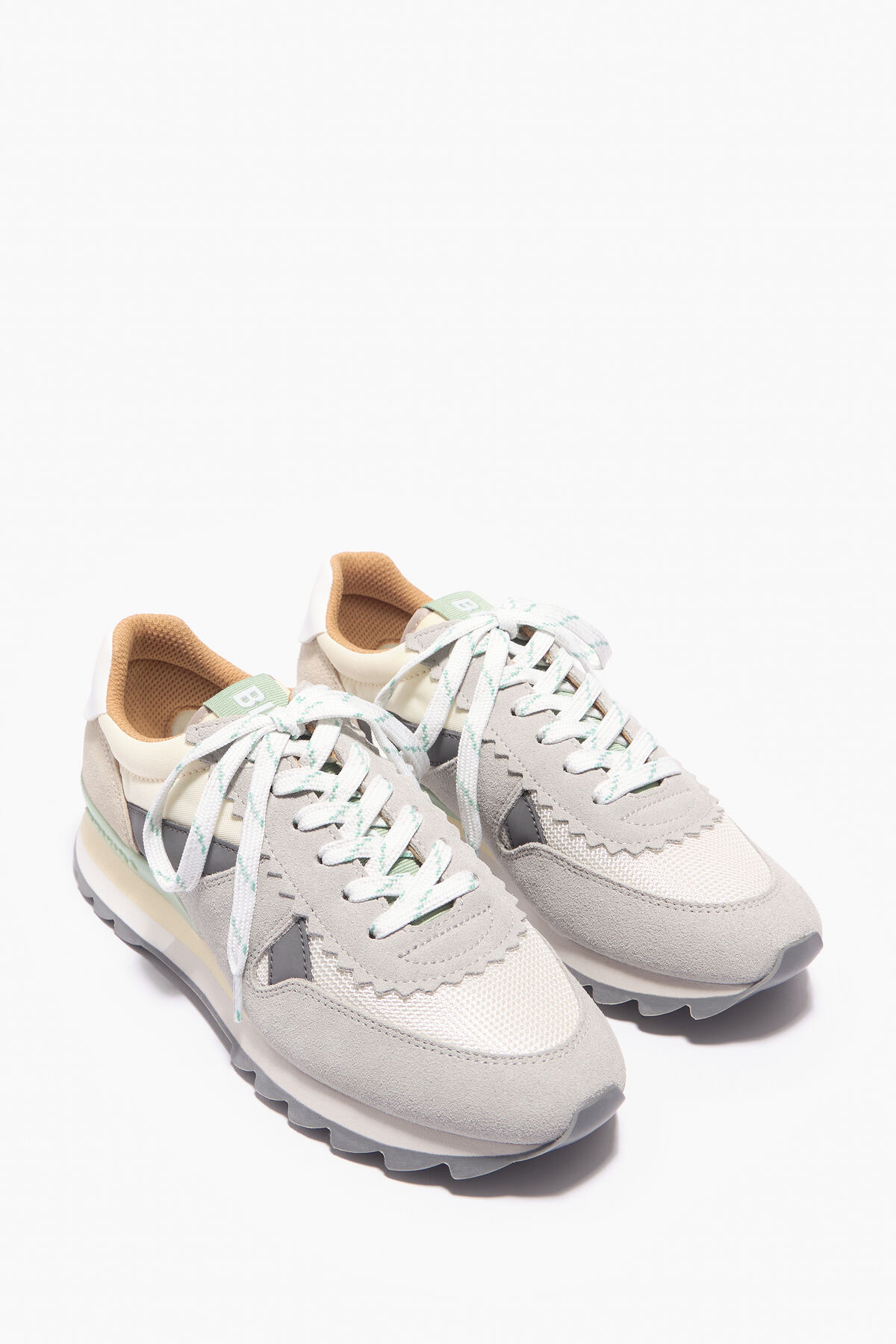 Deportiva técnica vainilla