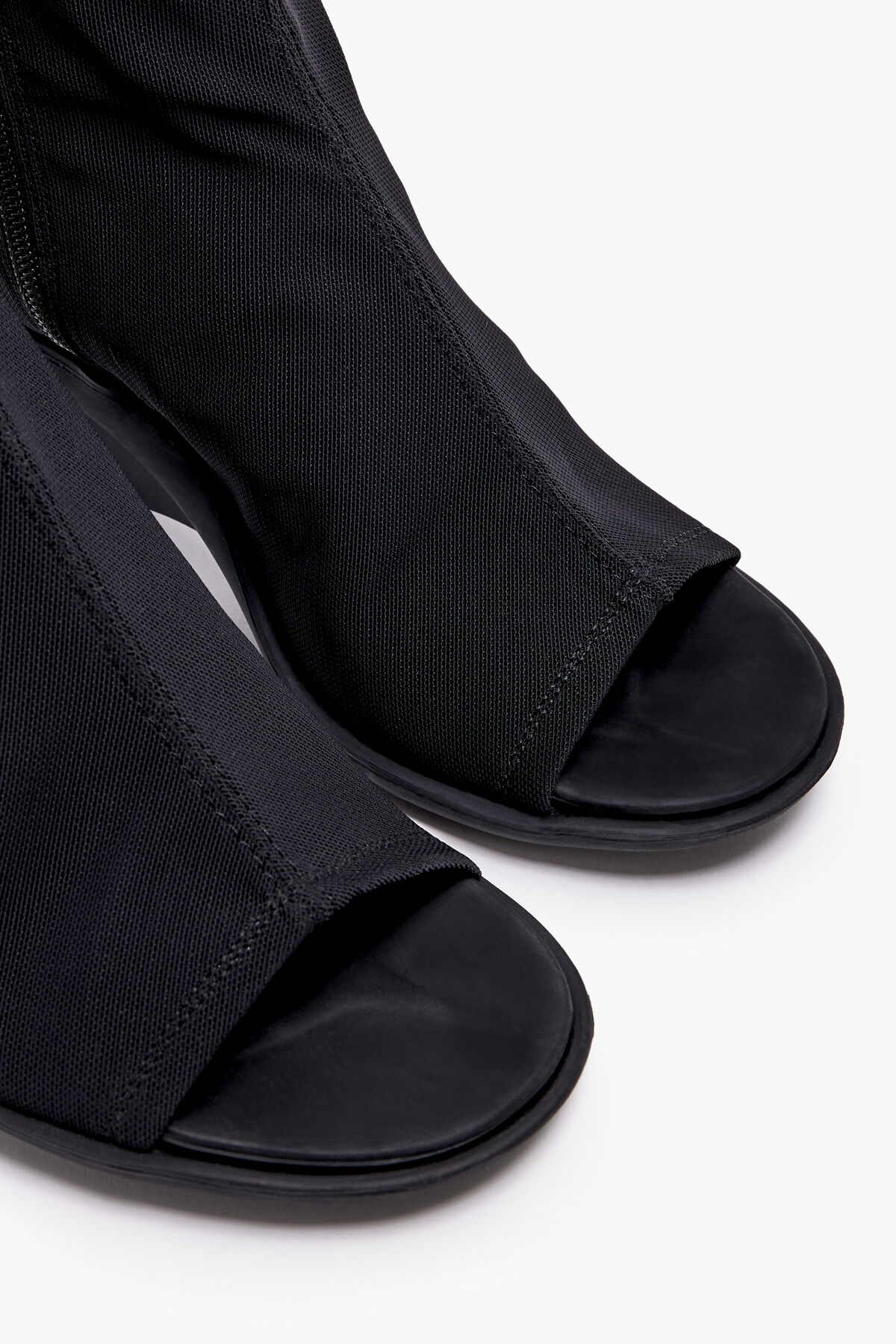 Sandalia abotinada rejilla negra