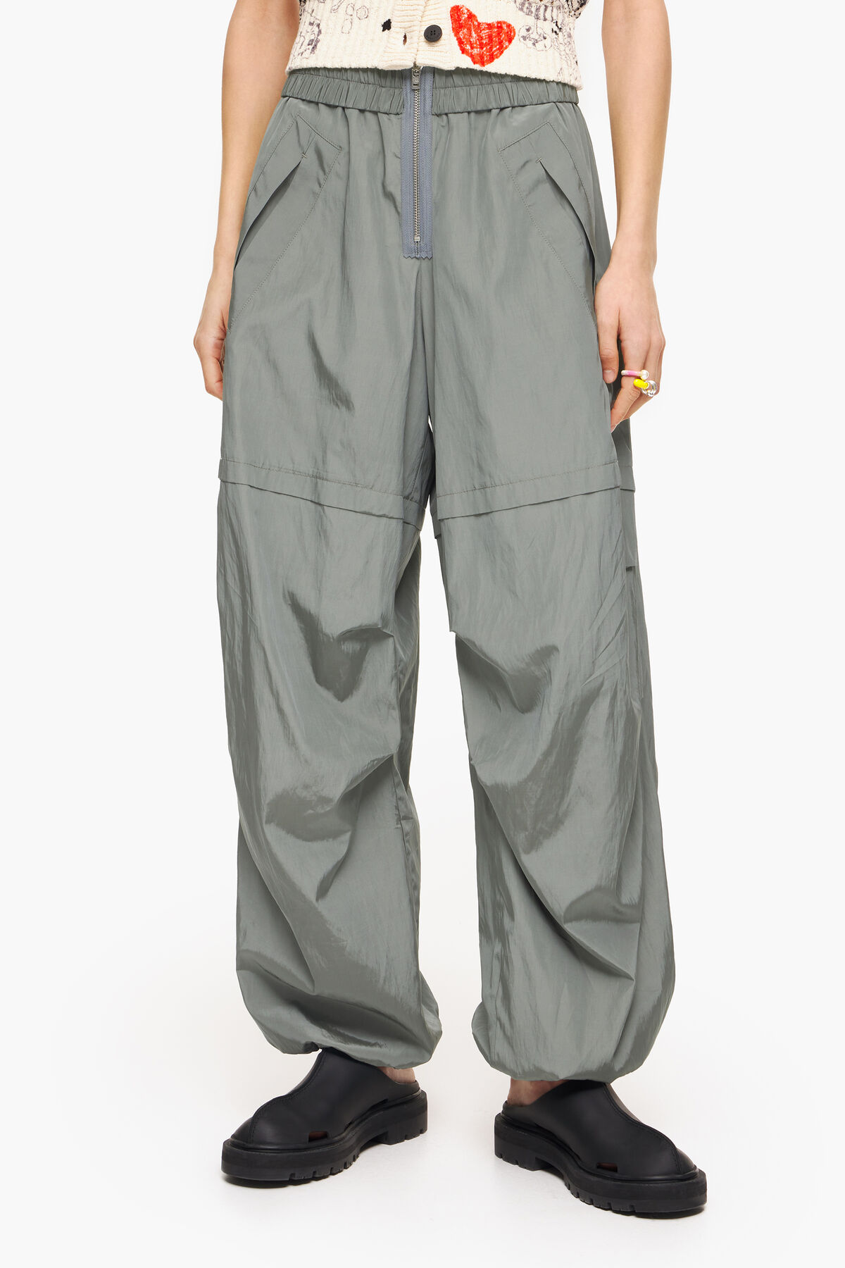Pantalón parachute gris