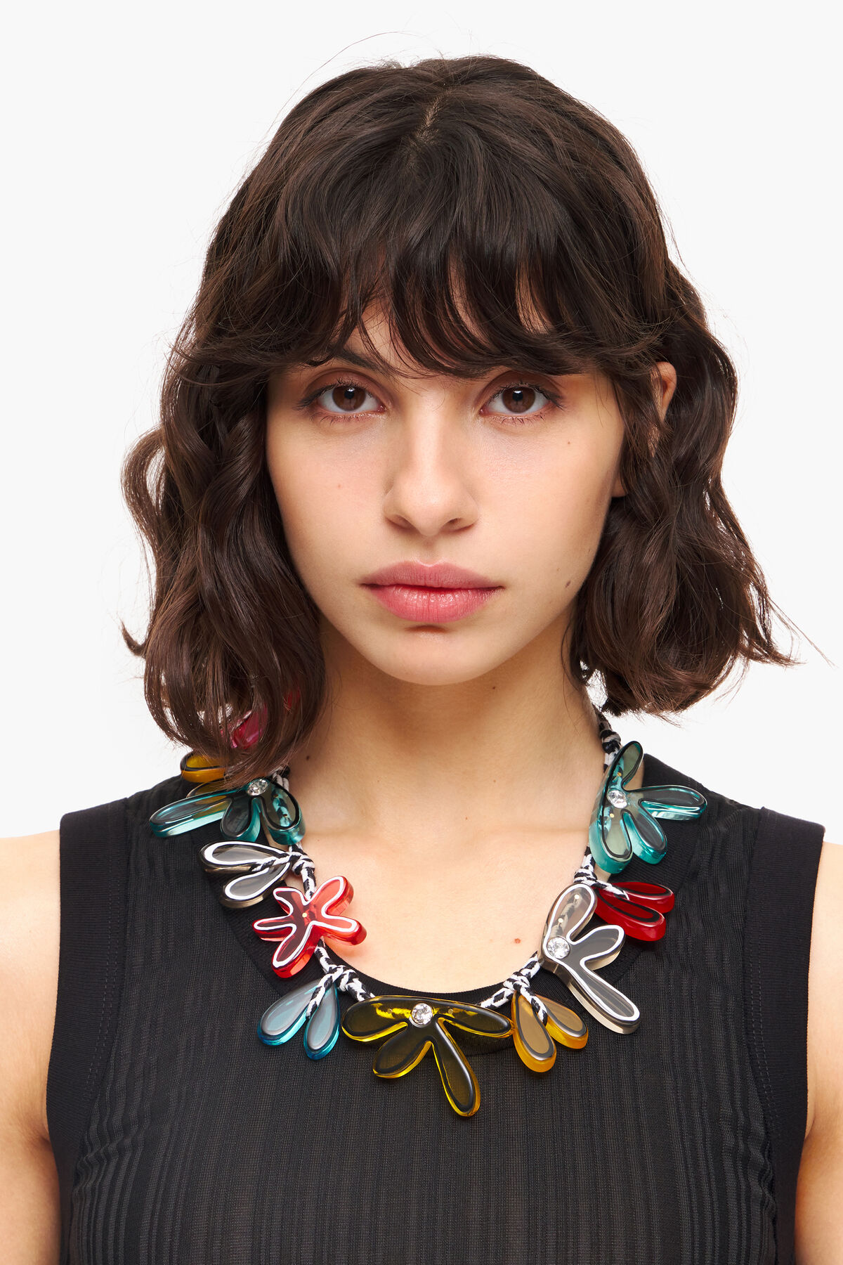 Collar cordón flores negro