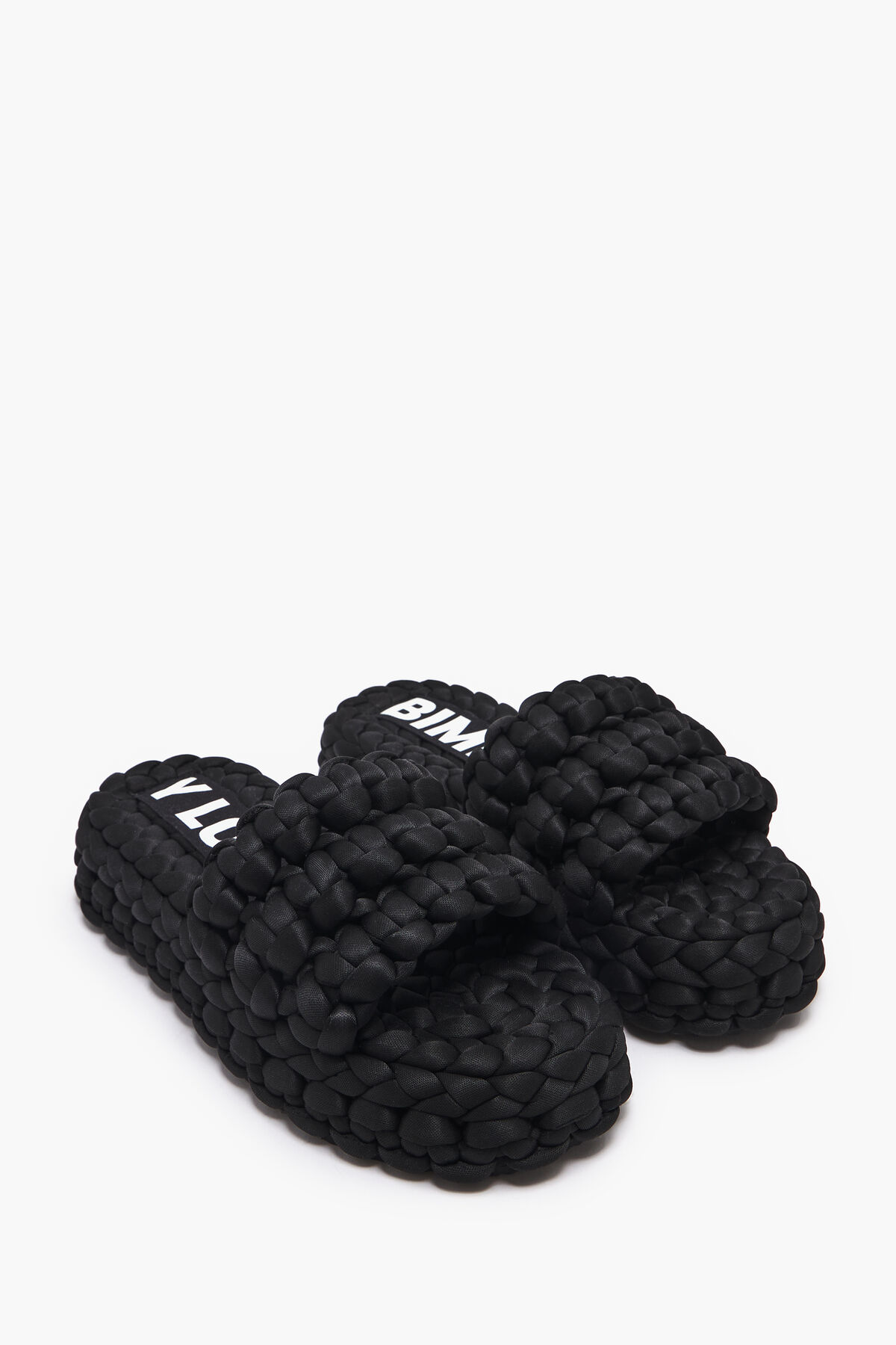 Sandalia plana trenzada negra