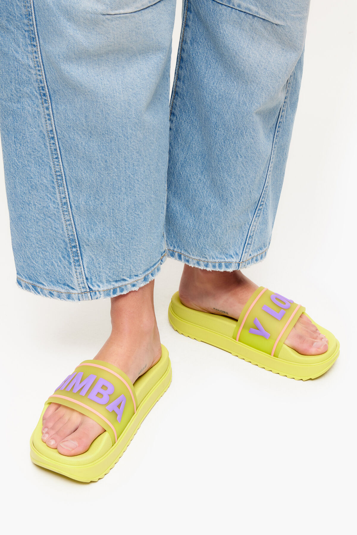 Chancla plataforma logo amarilla