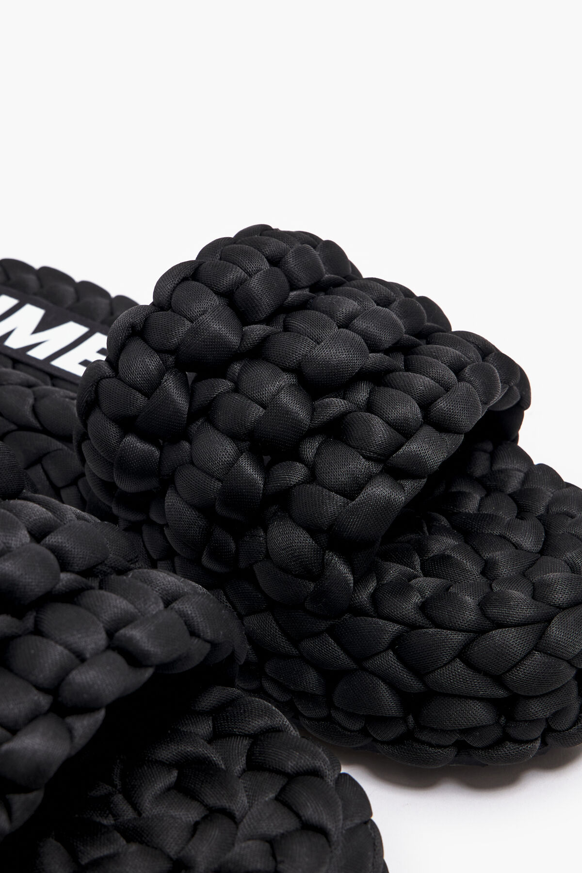 Sandalia plana trenzada negra