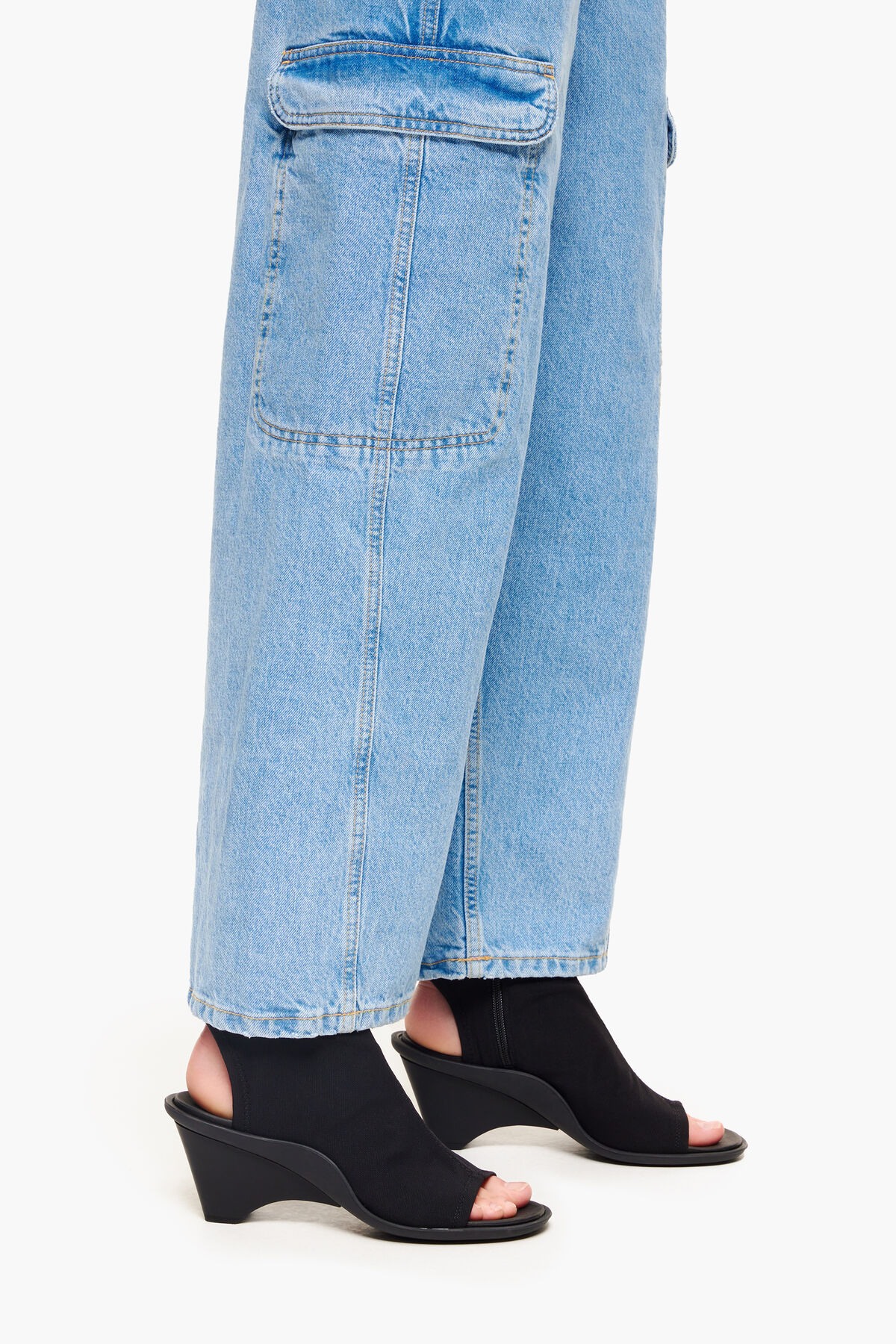 Sandalia abotinada rejilla negra