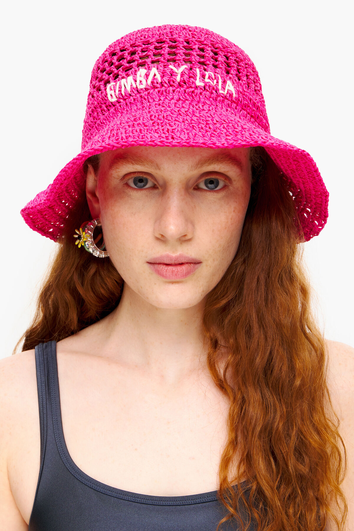 Gorro bucket rafia rosa