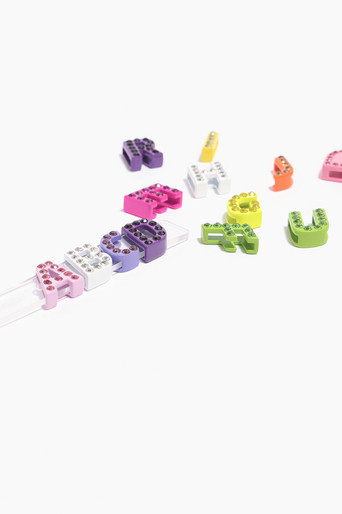 Charm letra C metal lila