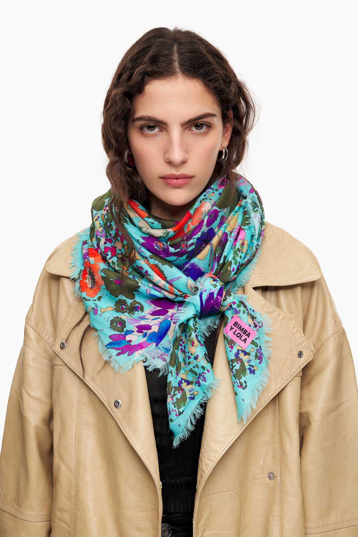 Chal flores acuarela azul