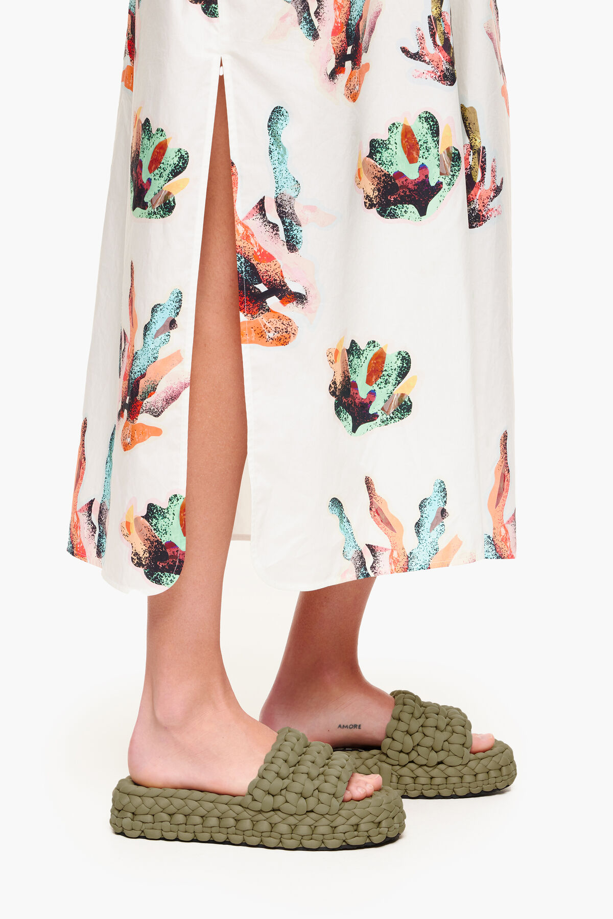 Sandalia plana trenzada caqui