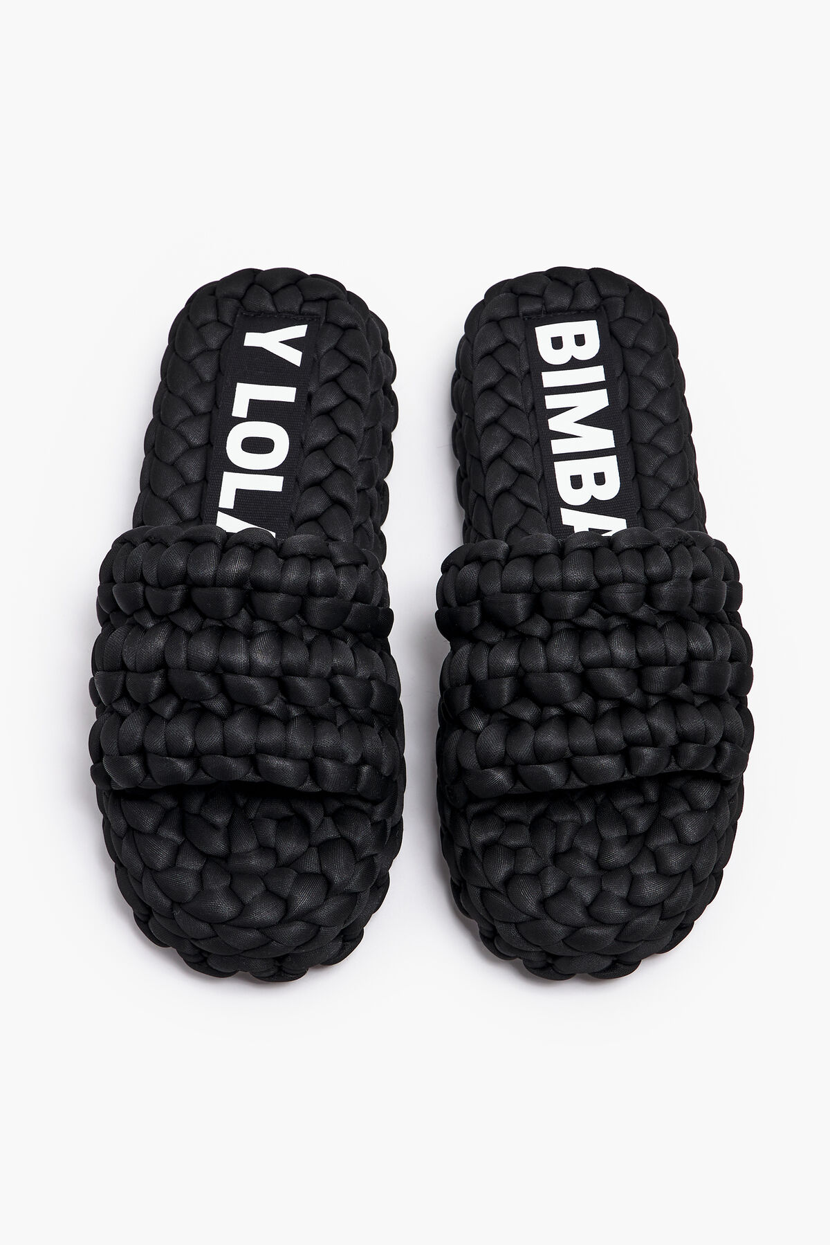 Sandalia plana trenzada negra