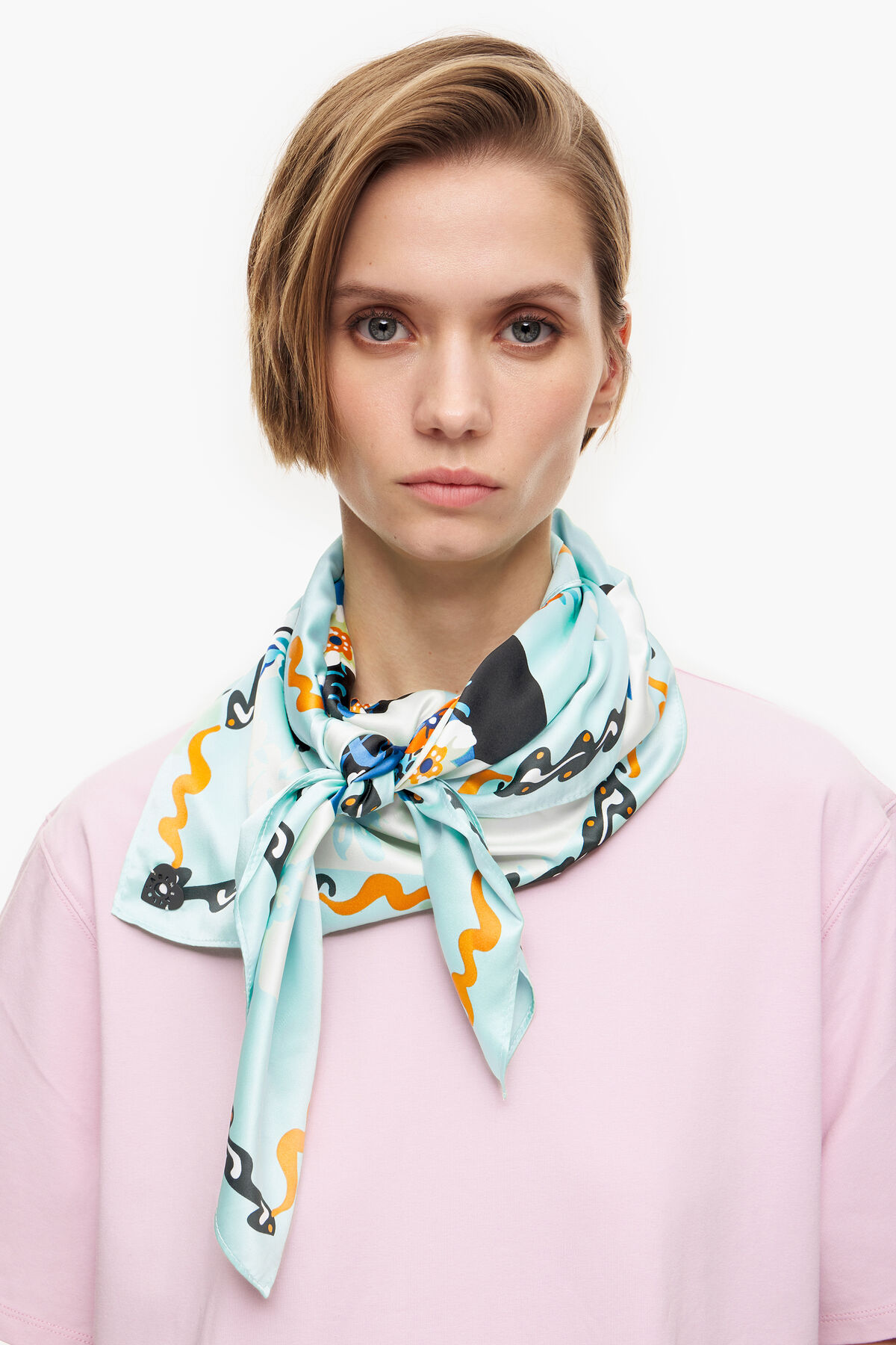 Pañuelo flores y logo geométrico agua