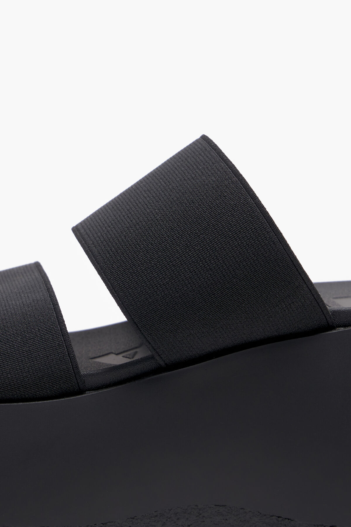 Sandalia plataforma elásticos negra