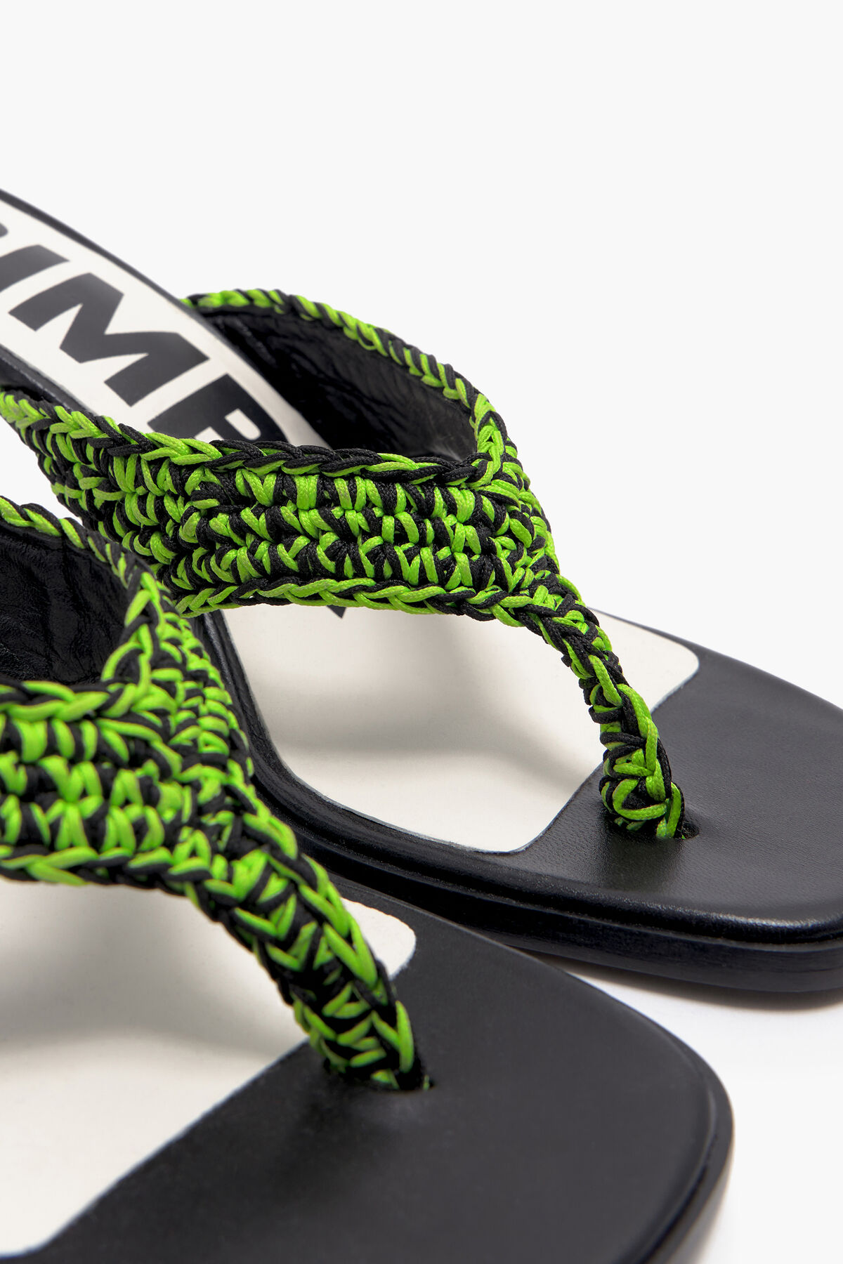 Sandalia tacón crochet verde