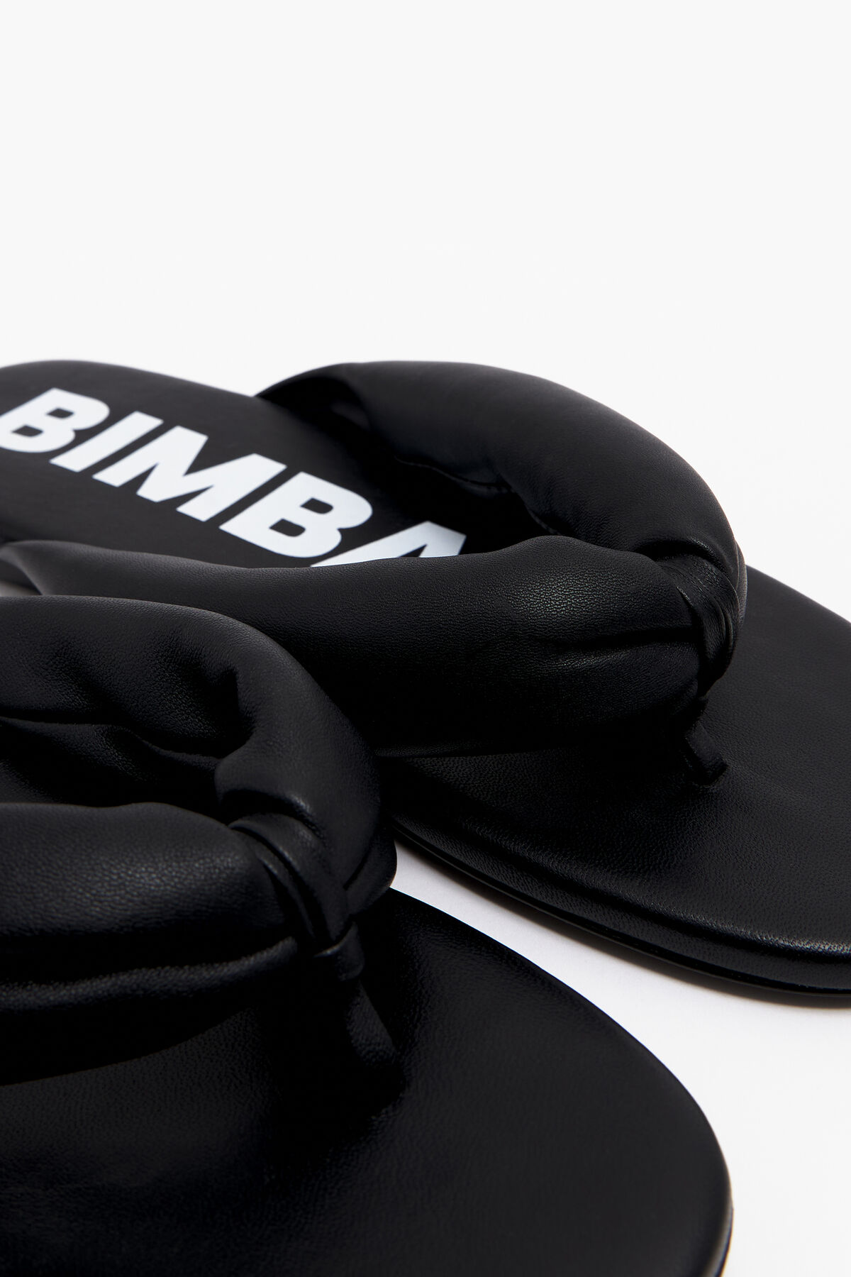 Sandalia plana tubulares negra