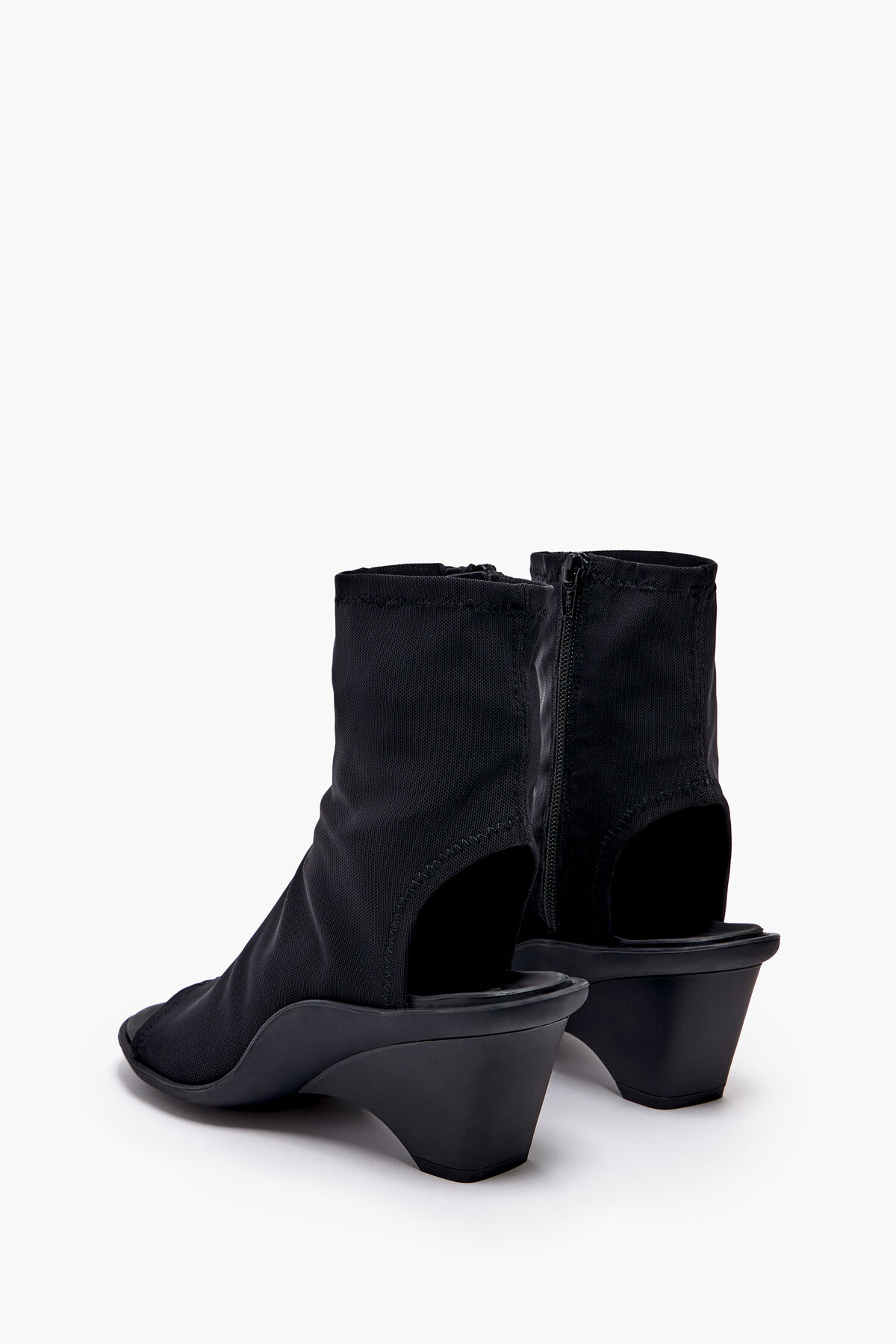 Sandalia abotinada rejilla negra