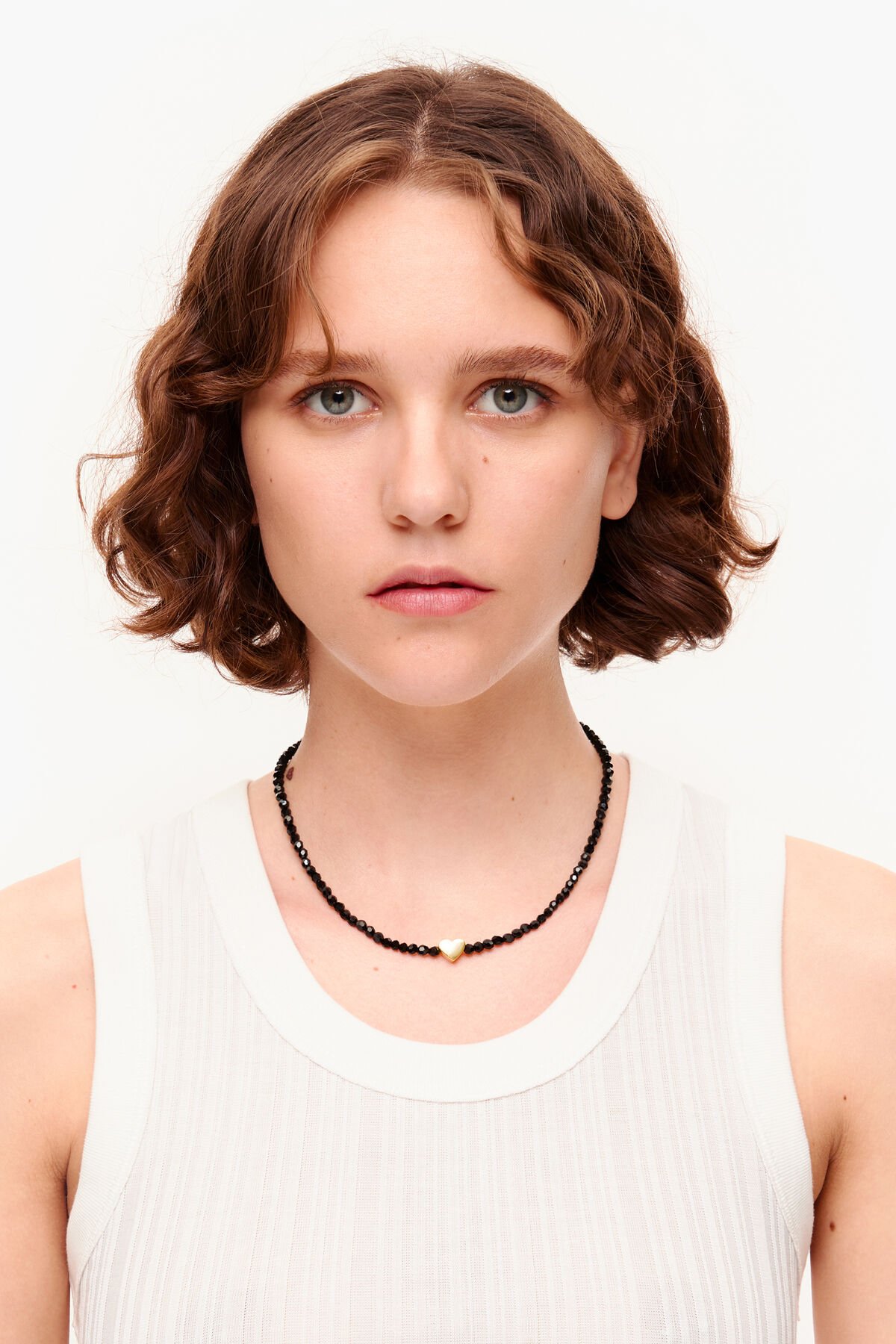 Collar corto cristales corazón dorado