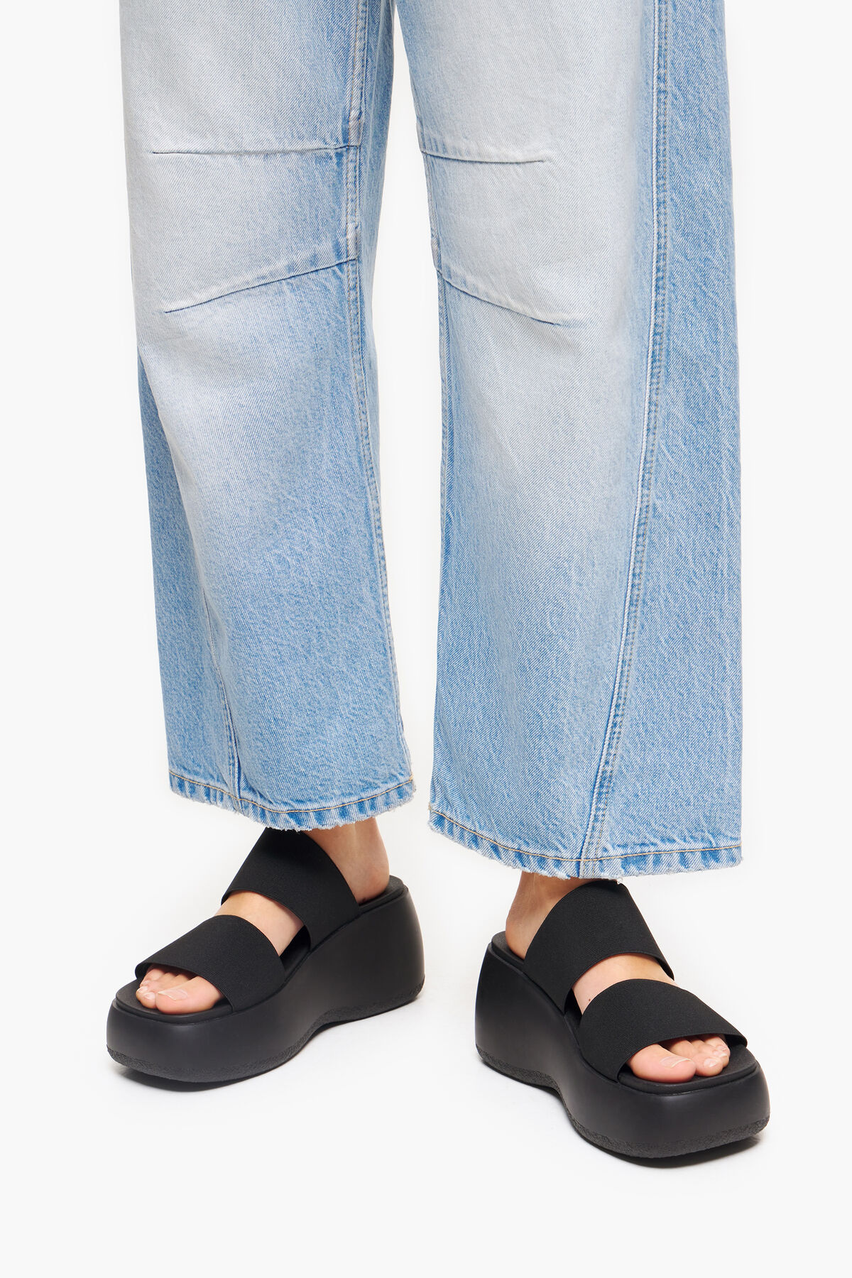 Sandalia plataforma elásticos negra