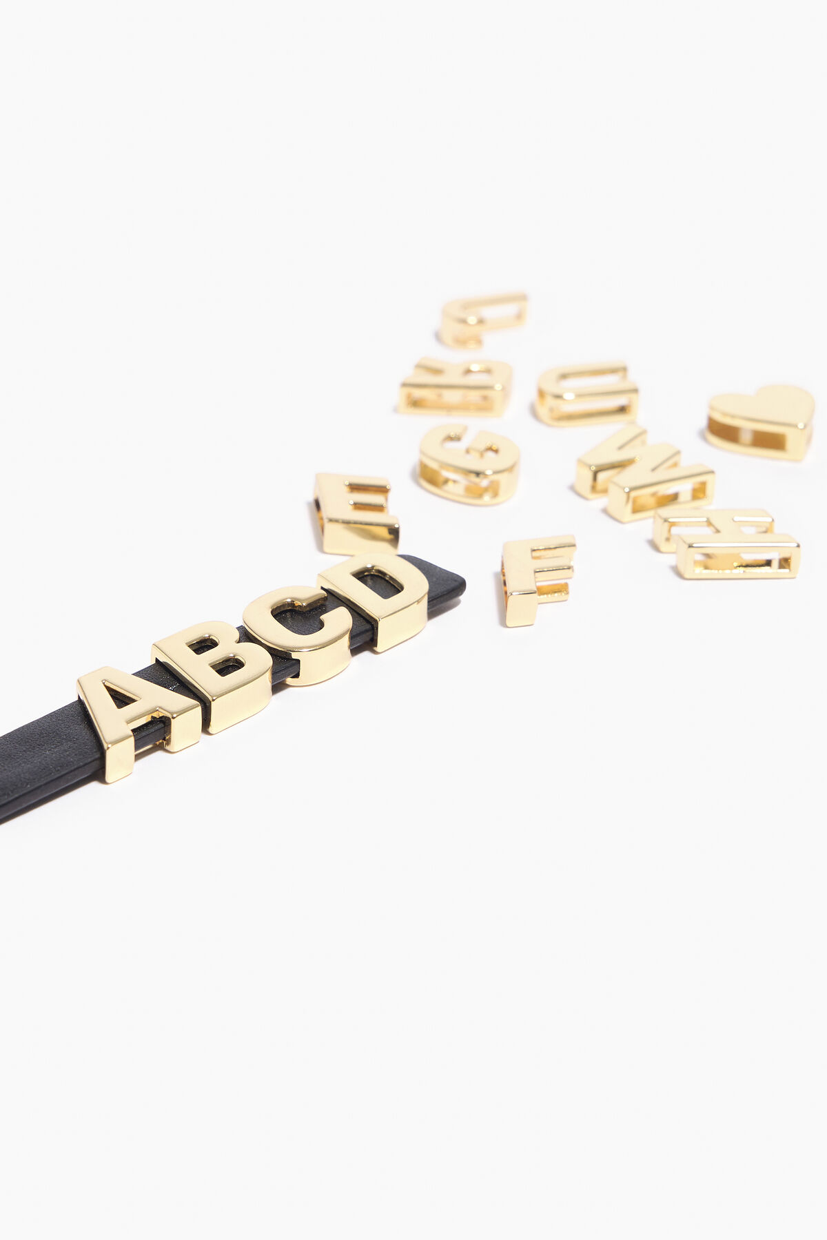 Charm letra B metal dorado