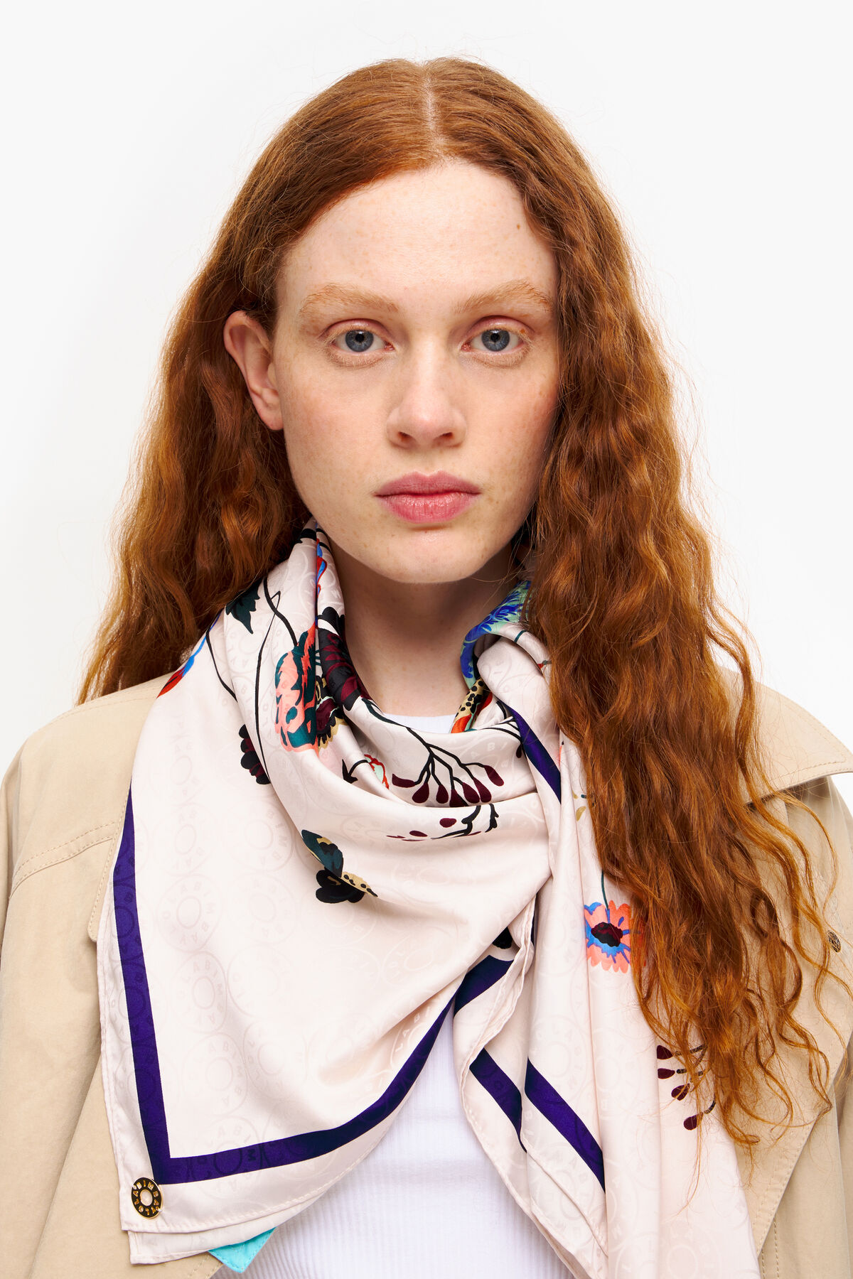 Pañuelo flores gris claro