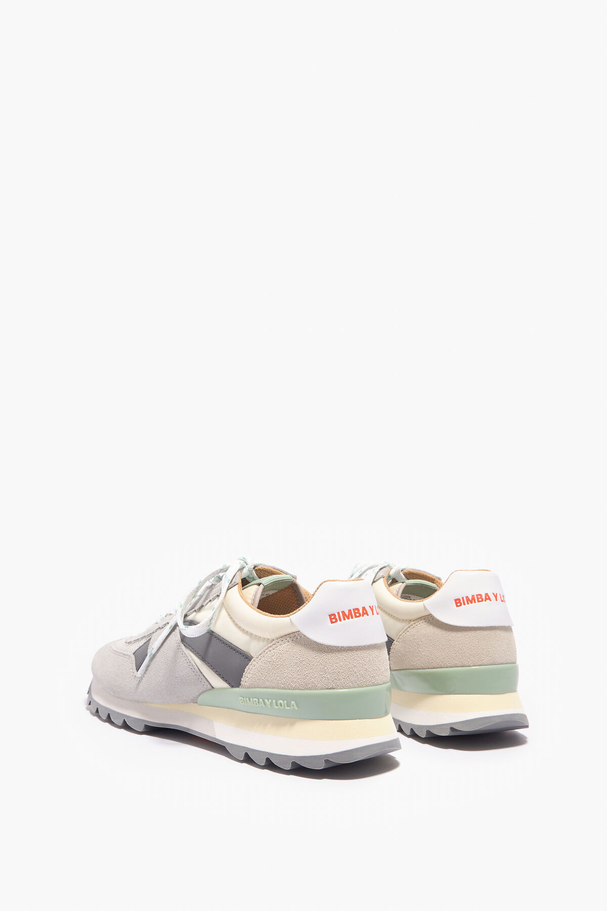 Deportiva técnica vainilla