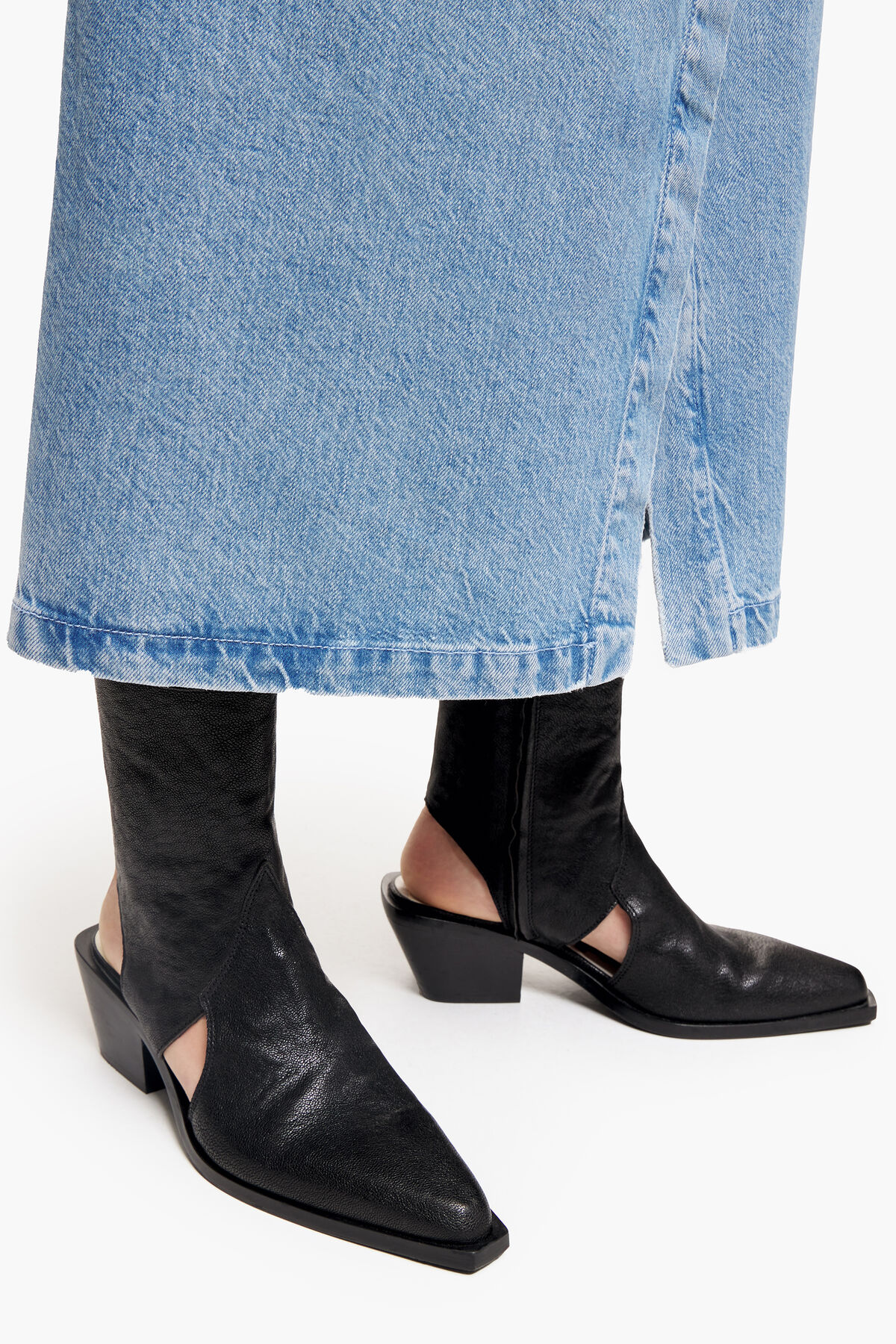 Botín cut-out piel negro