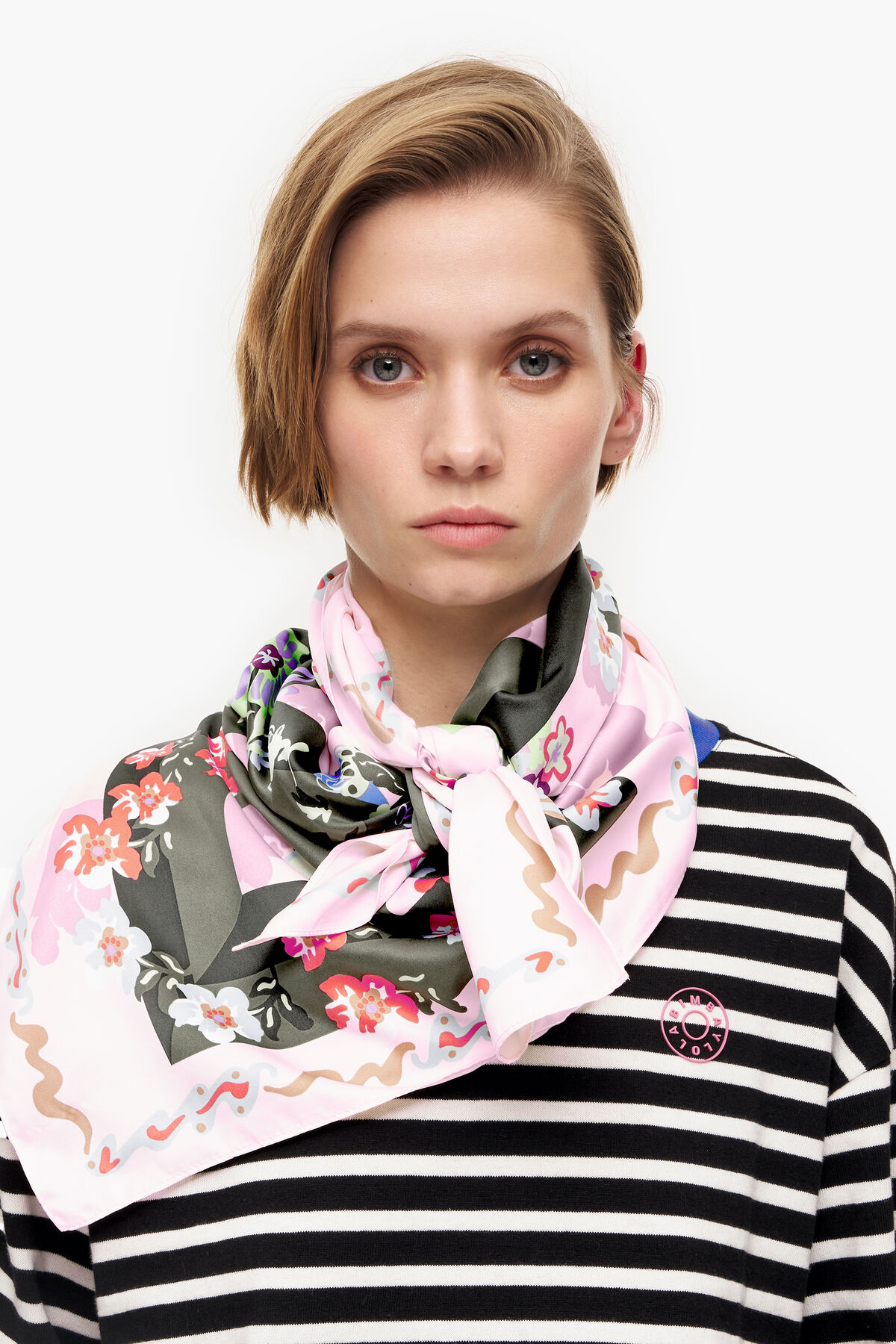 Pañuelo flores y logo geométrico rosa