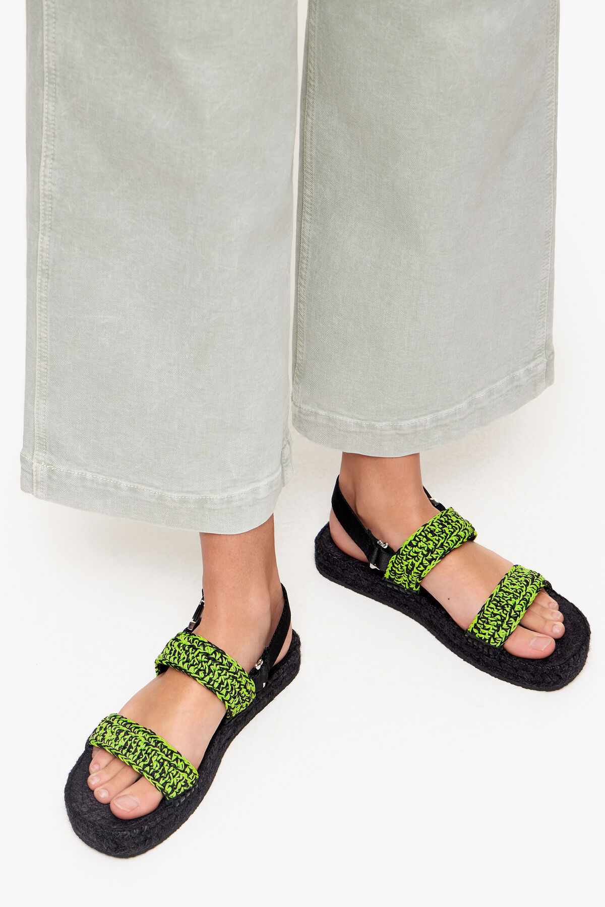 Sandalia plana crochet verde