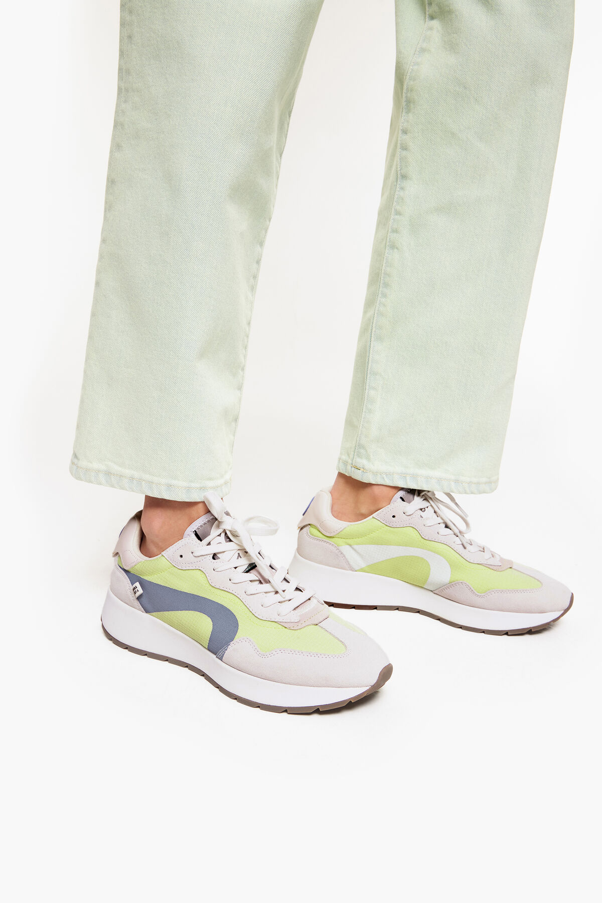 Deportiva lifestyle amarilla