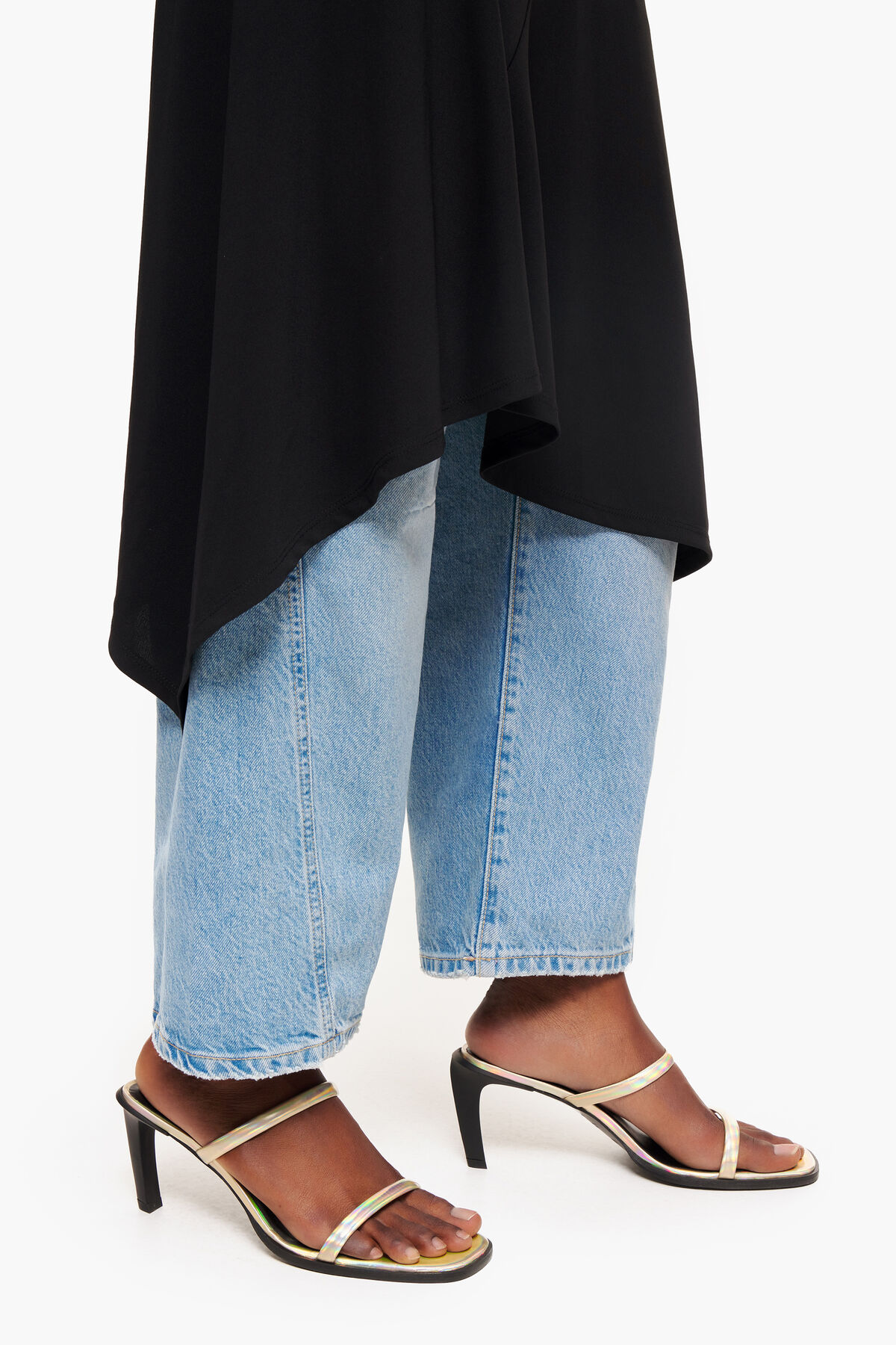 Sandalia tacón piel dorada