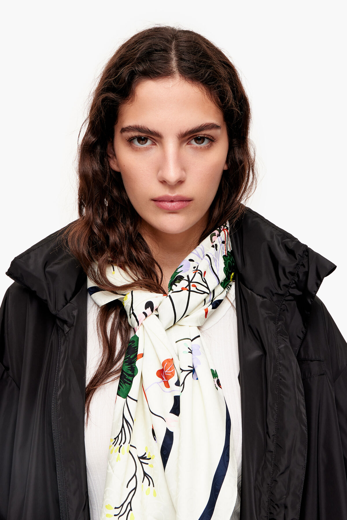 Pañuelo flores blanco roto