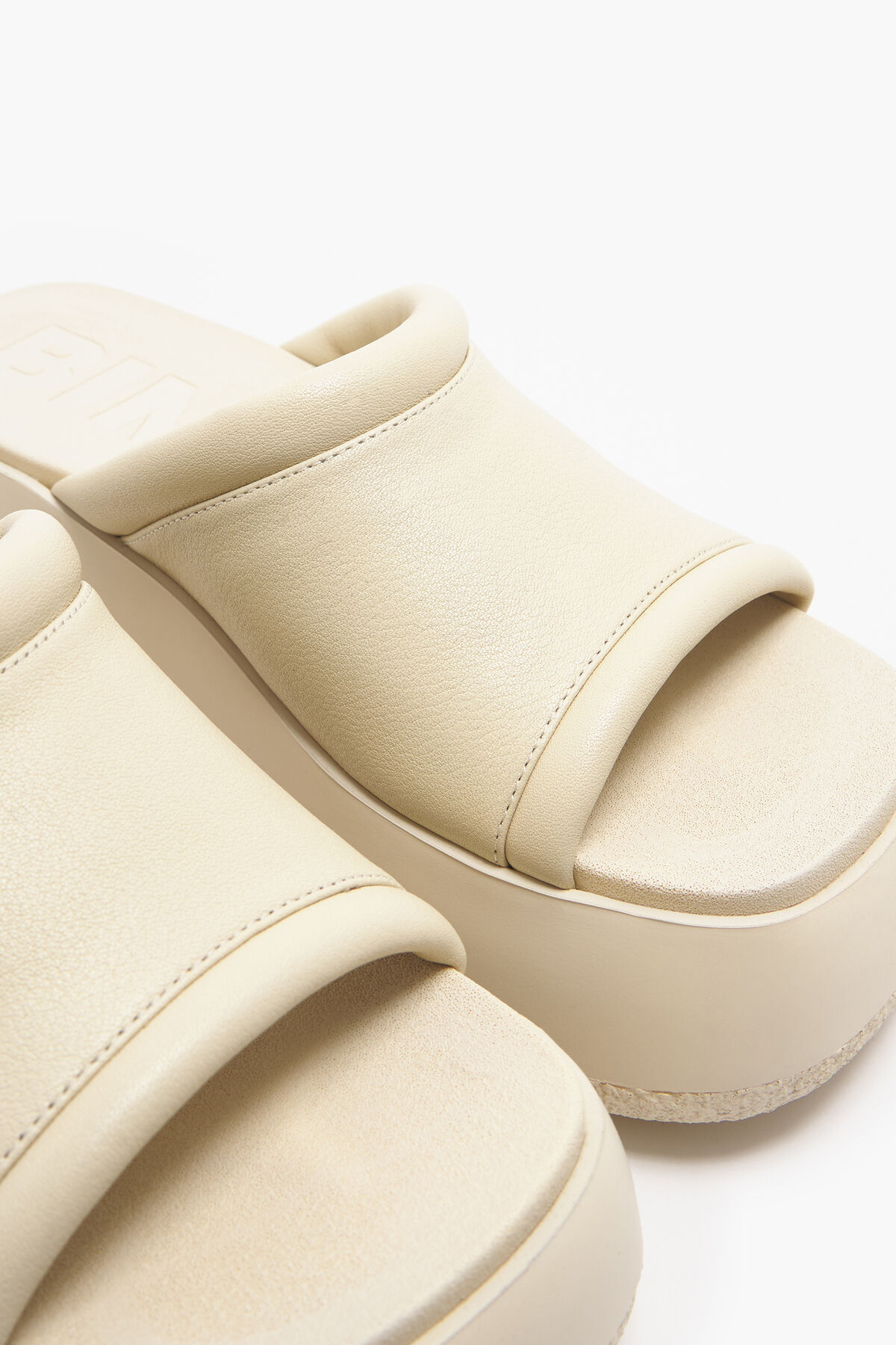 Sandalia plataforma piel marfil