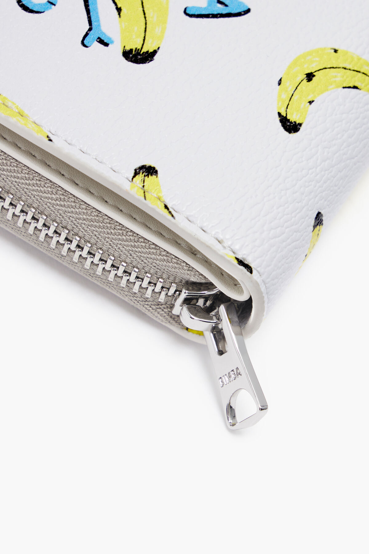 Cartera solapa textura print bananas blanca