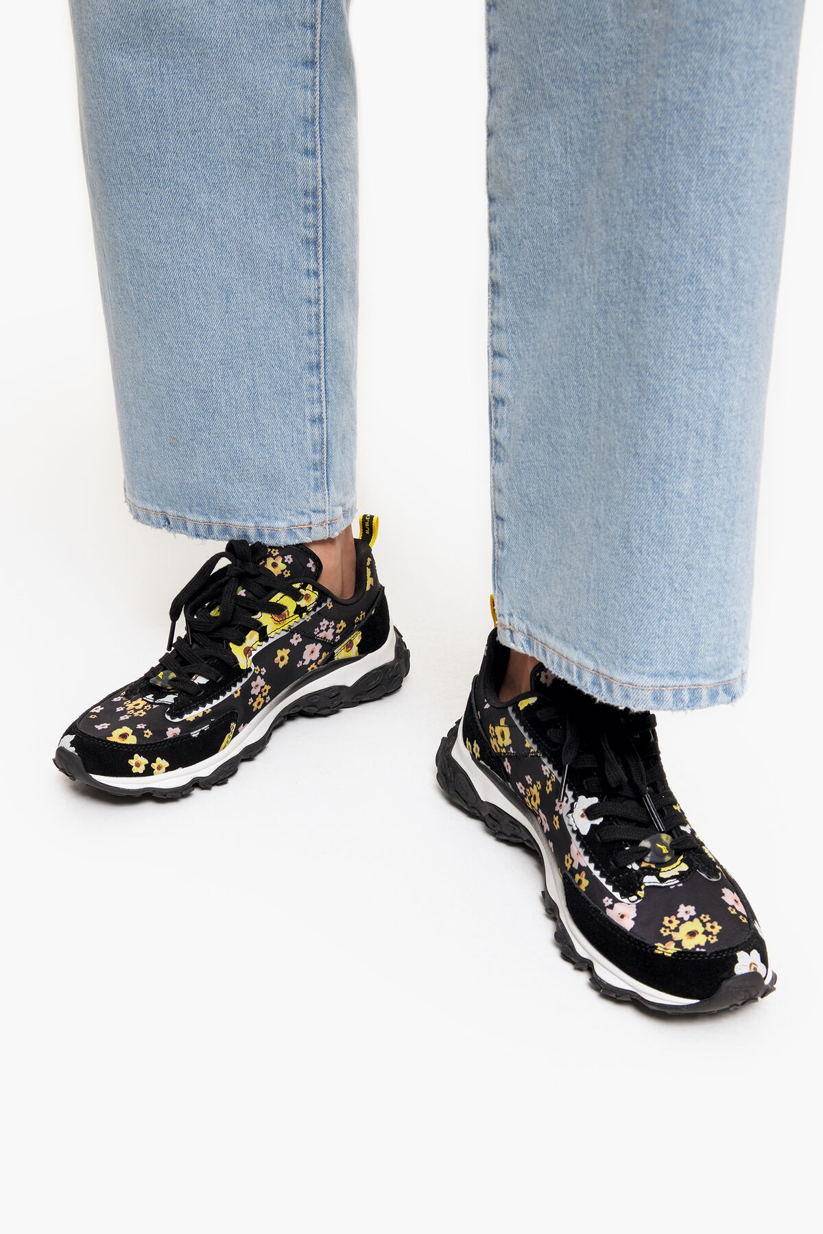 Deportiva runner Pulpo Acrylic Flowers negra