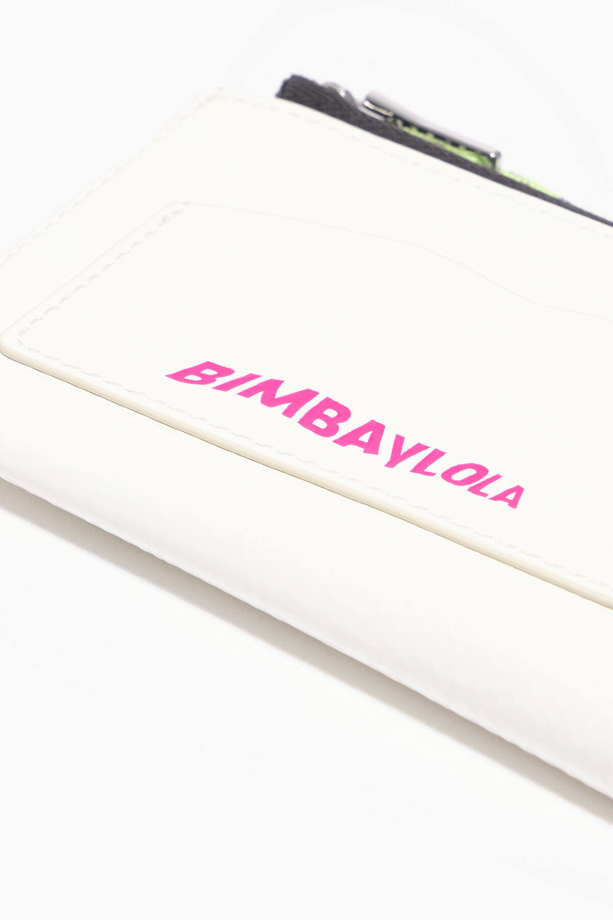 Monedero curvo charol blanco