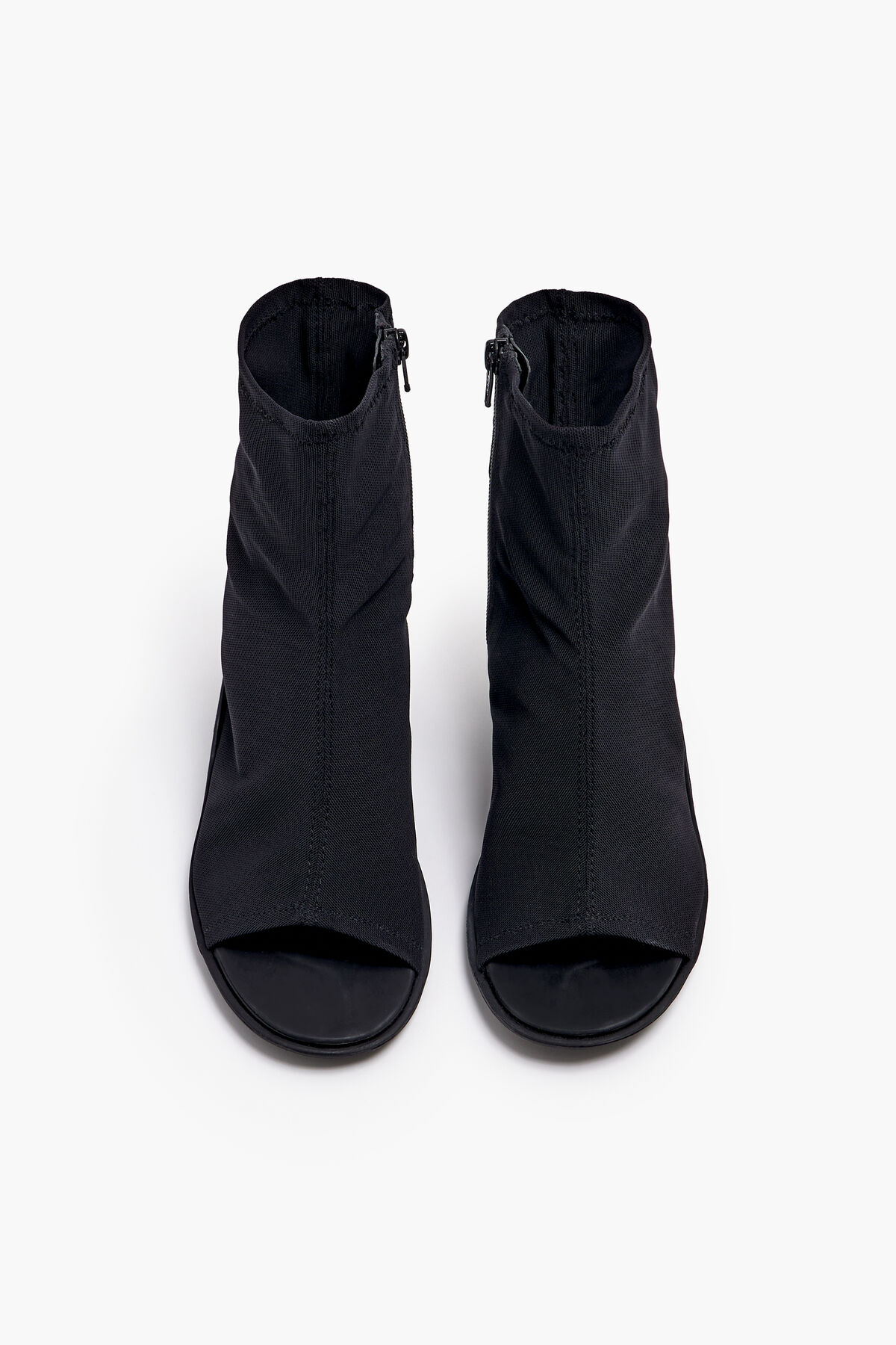 Sandalia abotinada rejilla negra