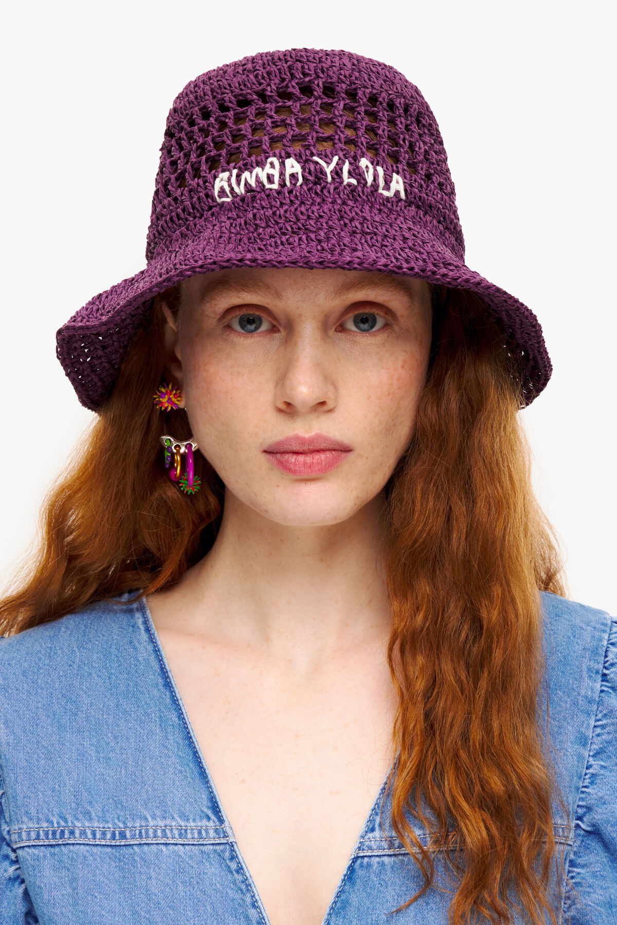 Gorro bucket rafia morado